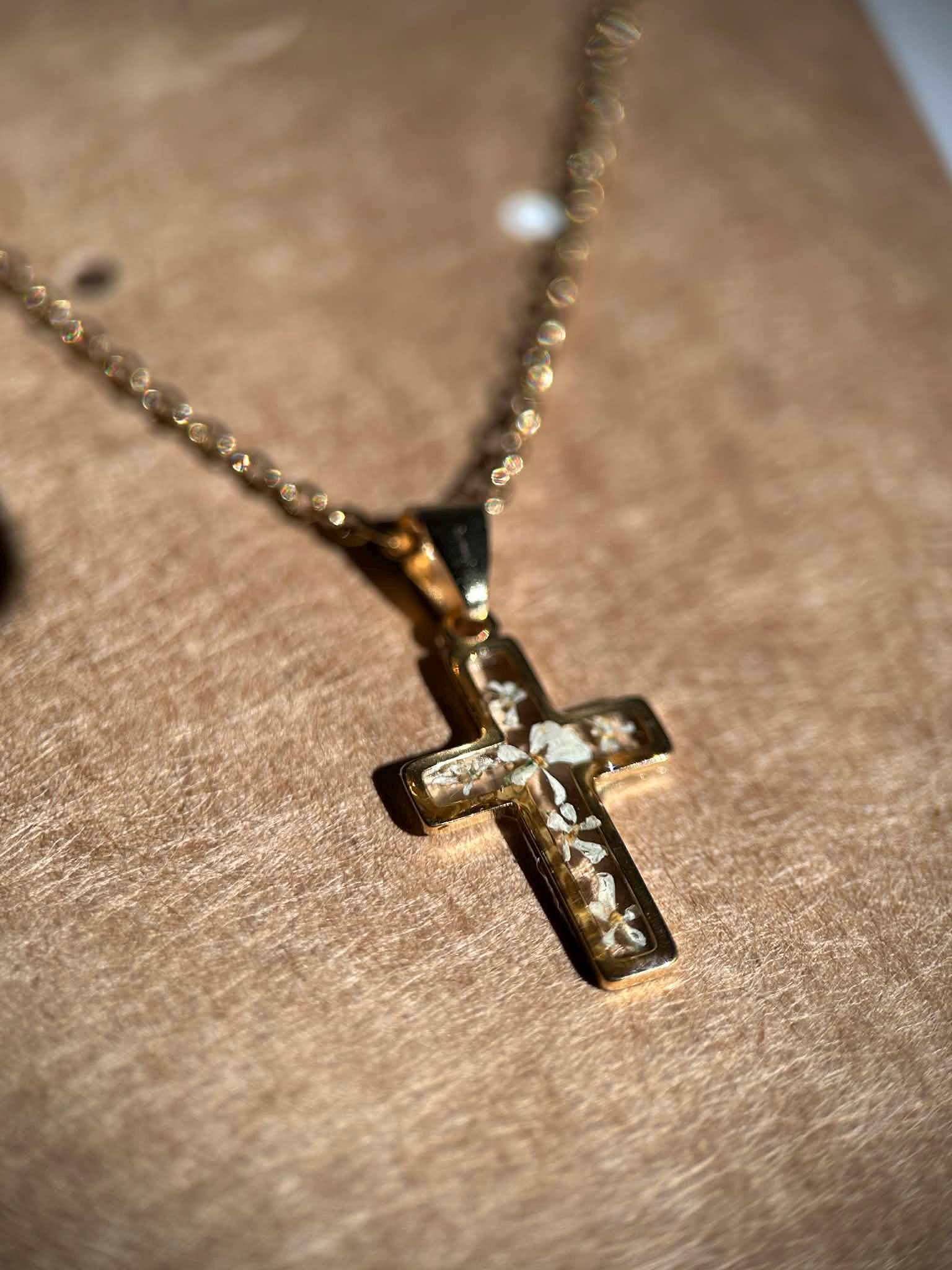 Collier avec pendentif croix - fleurs naturelles séchées
