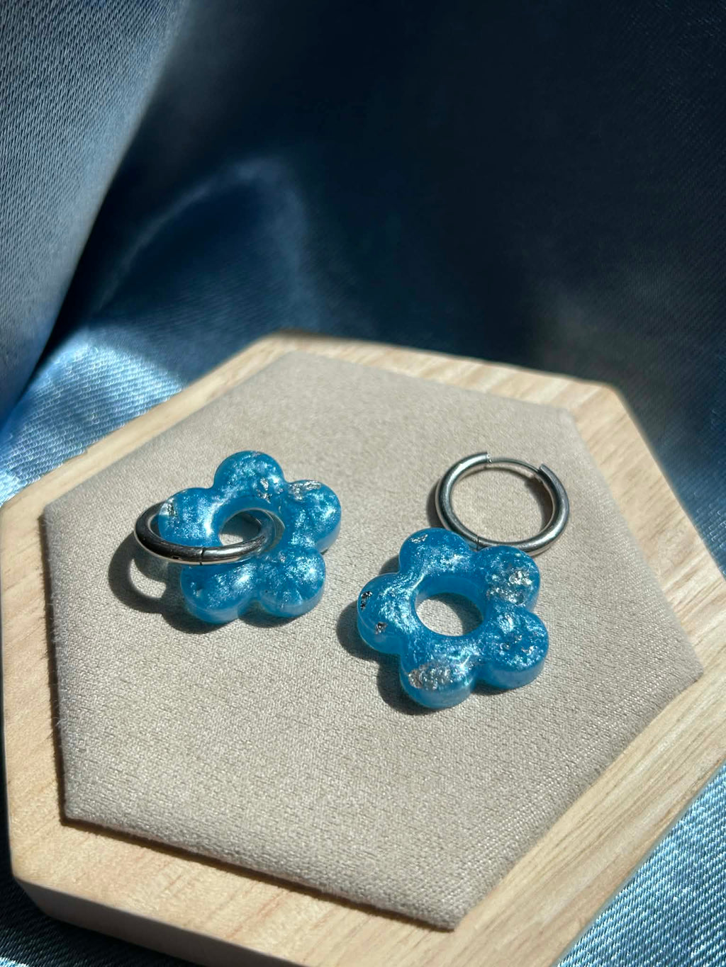 Créoles et pampilles en résine - boucles d'oreilles