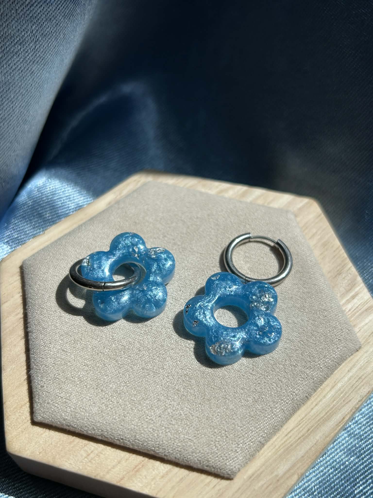 Créoles et pampilles en résine - boucles d'oreilles