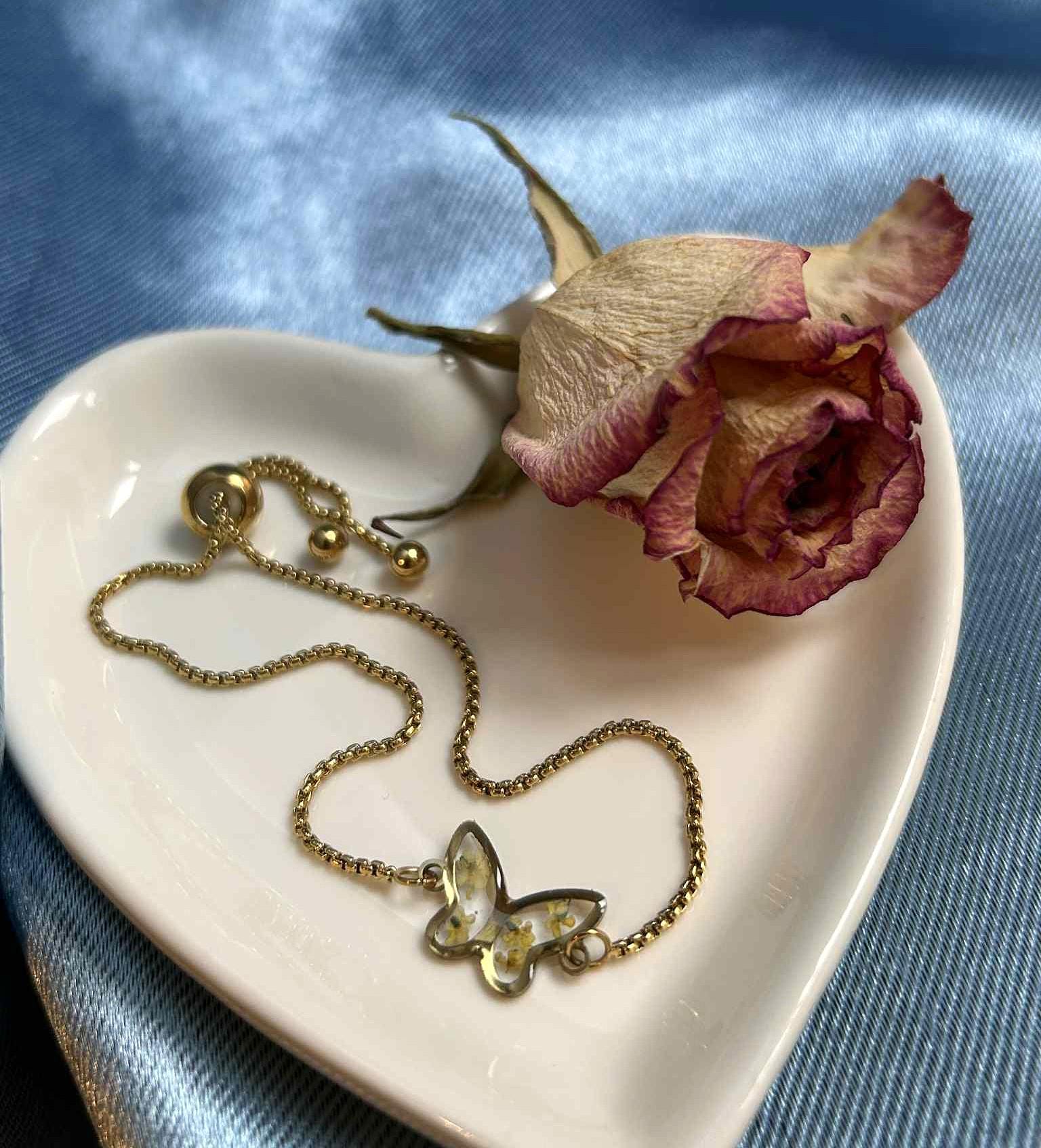 Bracelet ajustable doré avec petites fleurs sechées - forme de papillon