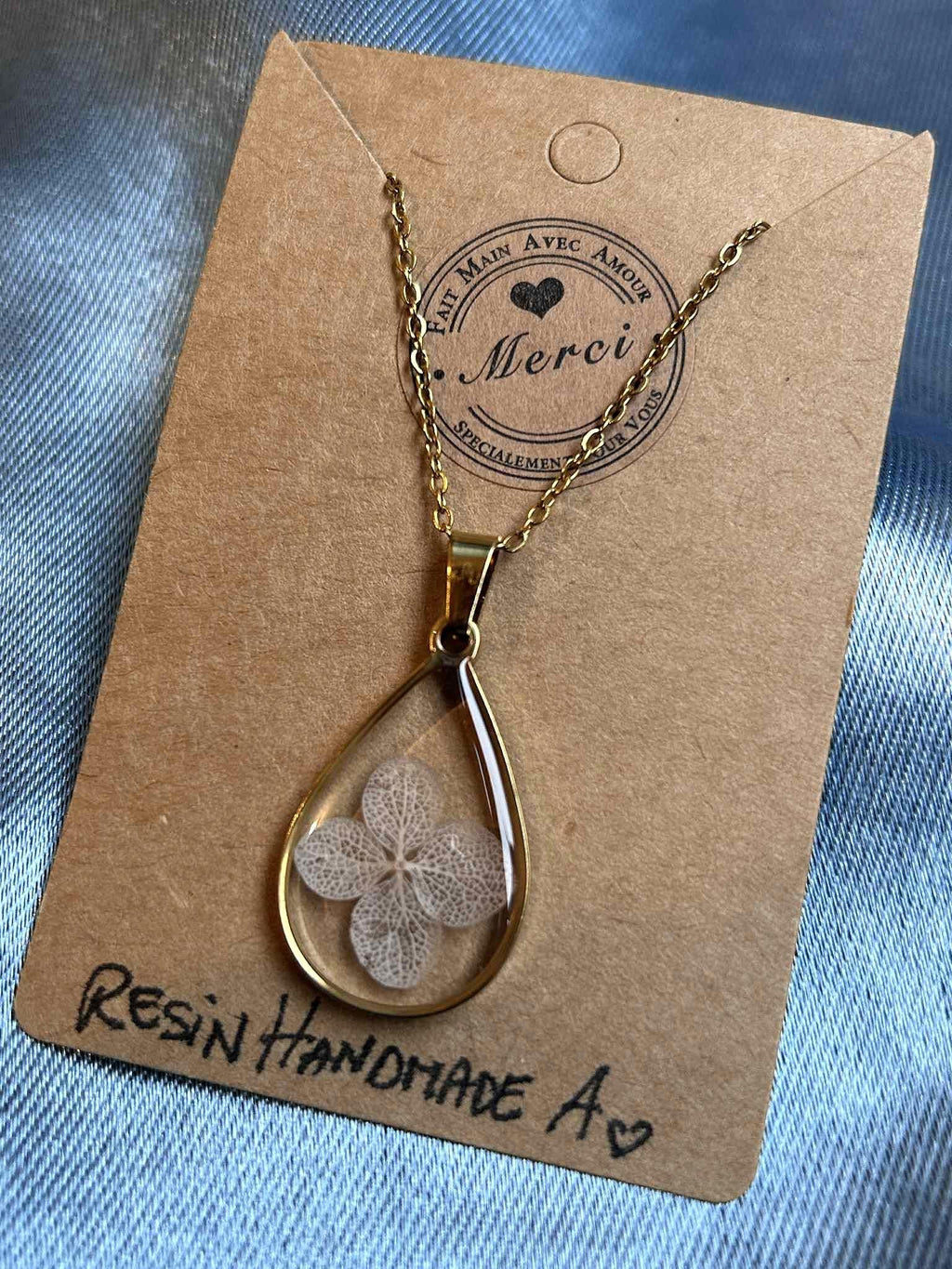 Collier avec pendentifs en forme de goutte - résine et fleurs séchées