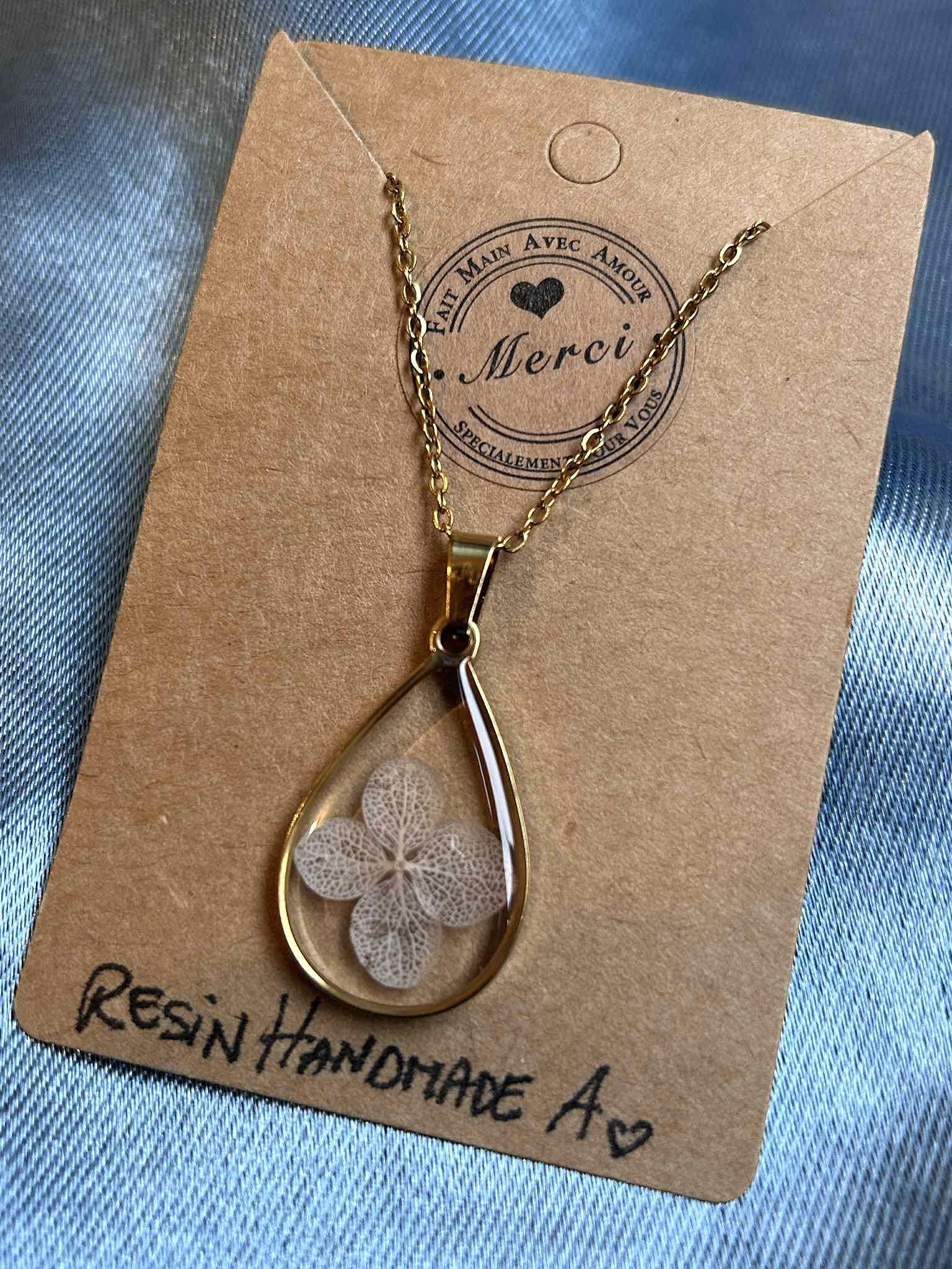Collier avec pendentifs en forme de goutte - résine et fleurs séchées