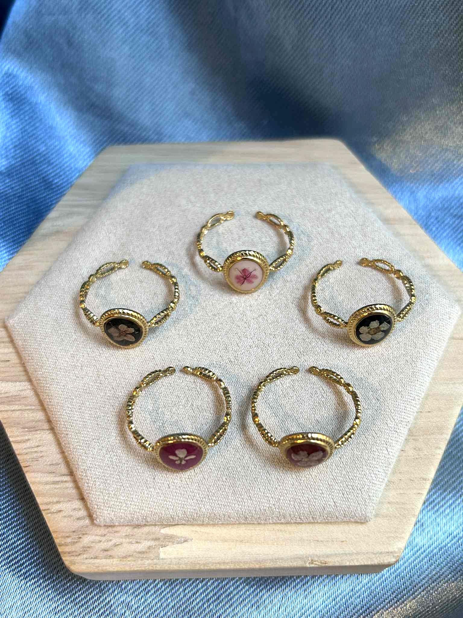 Bague doré ajustable - ovale avec fleurs séchées