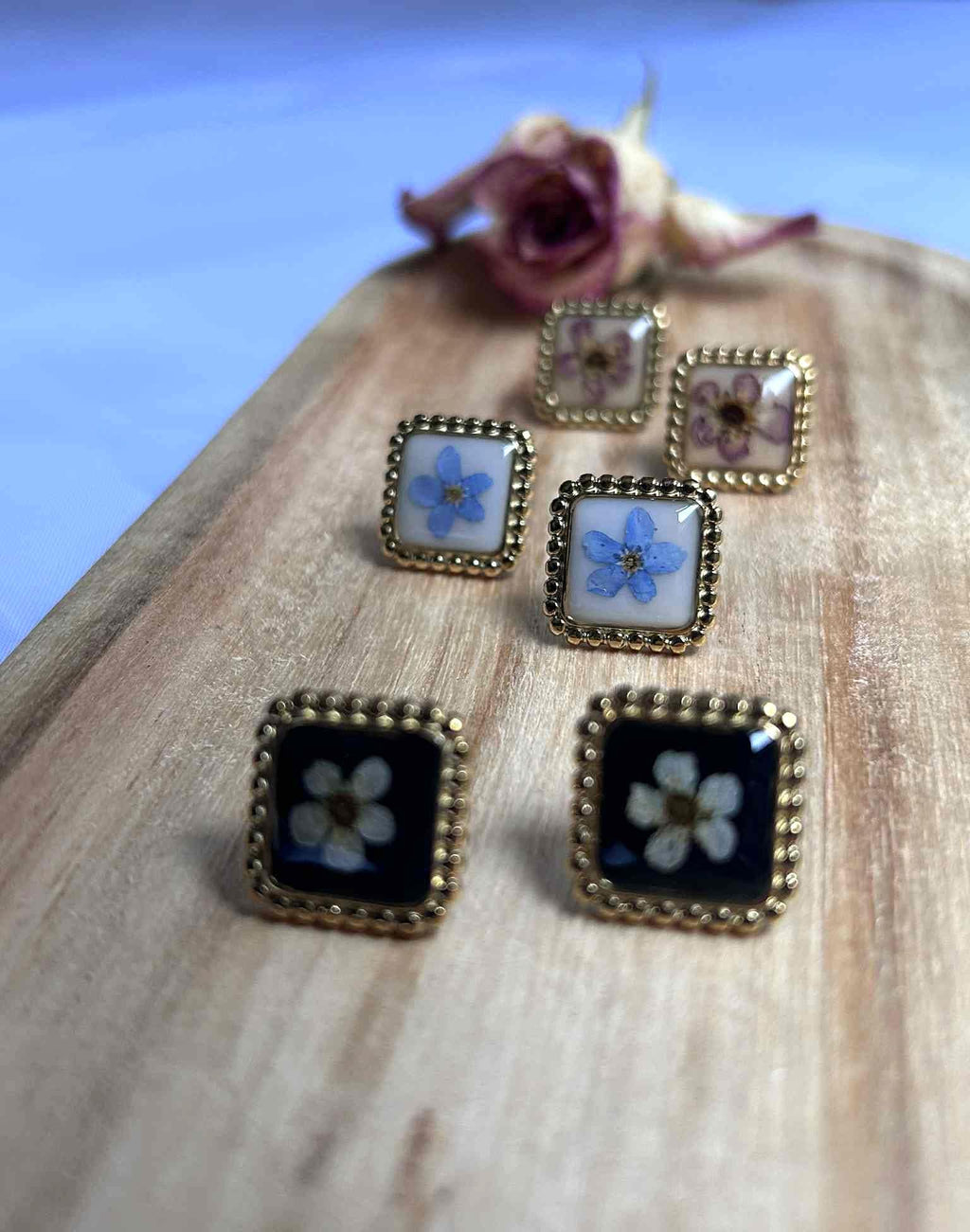 Clous d'oreilles carré avec fleurs séchées - puces d'oreilles