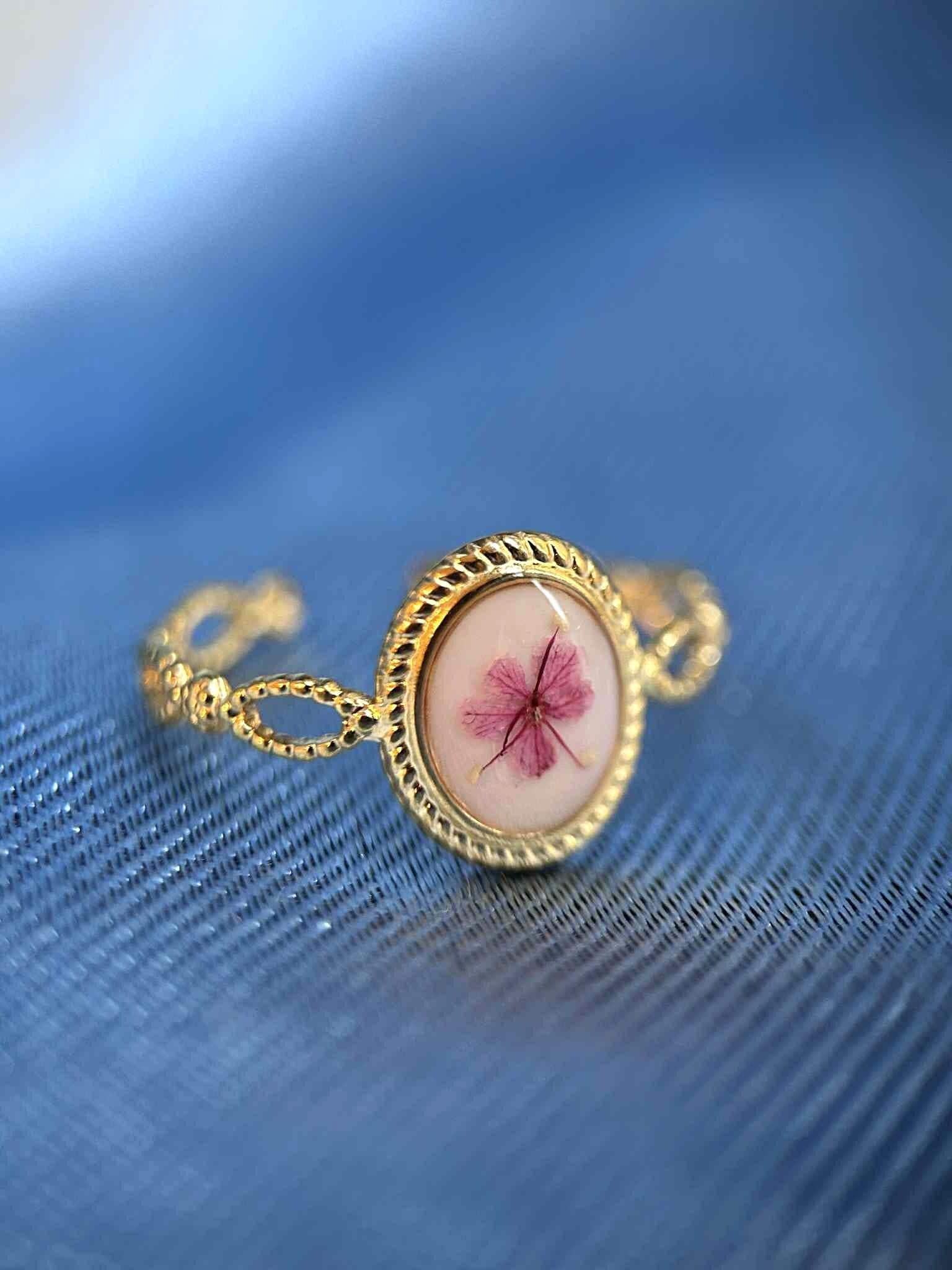 Bague doré ajustable - ovale avec fleurs séchées