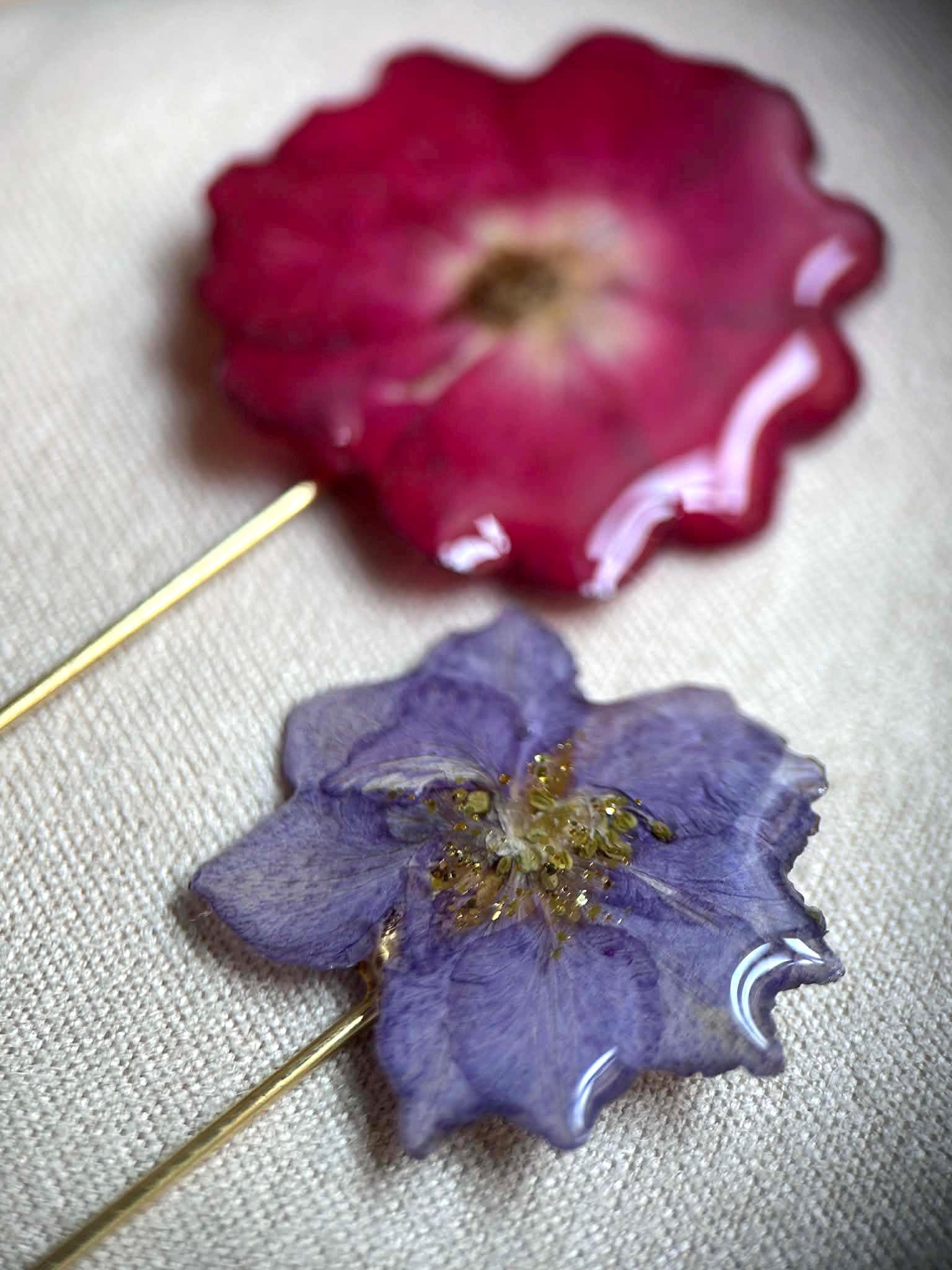 Broche-épingle doré avec fleur naturelle séchée