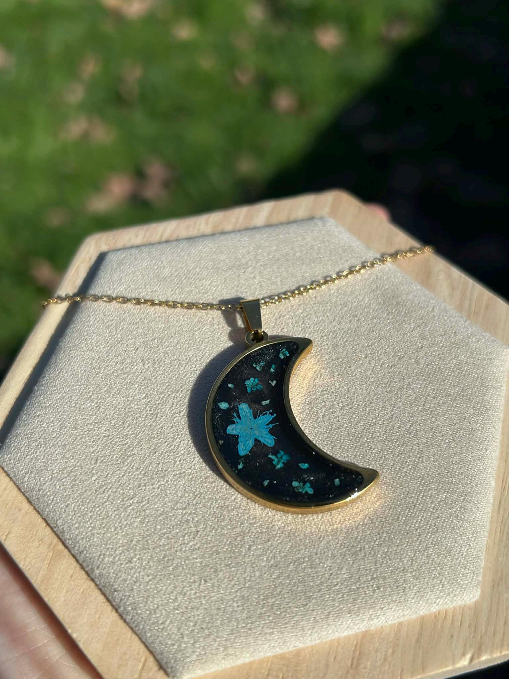 Collier doré avec pendentif en forme de croissant et fleurs séchées