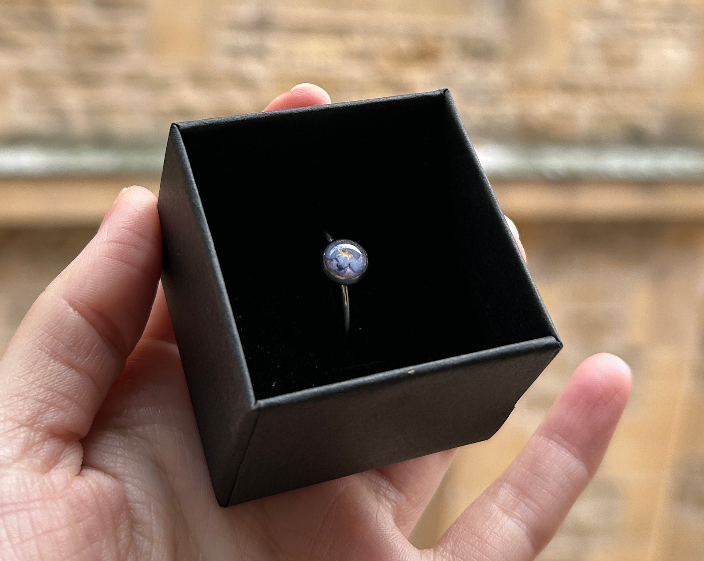 Bague réglable argentée avec motif floral en résine - rond