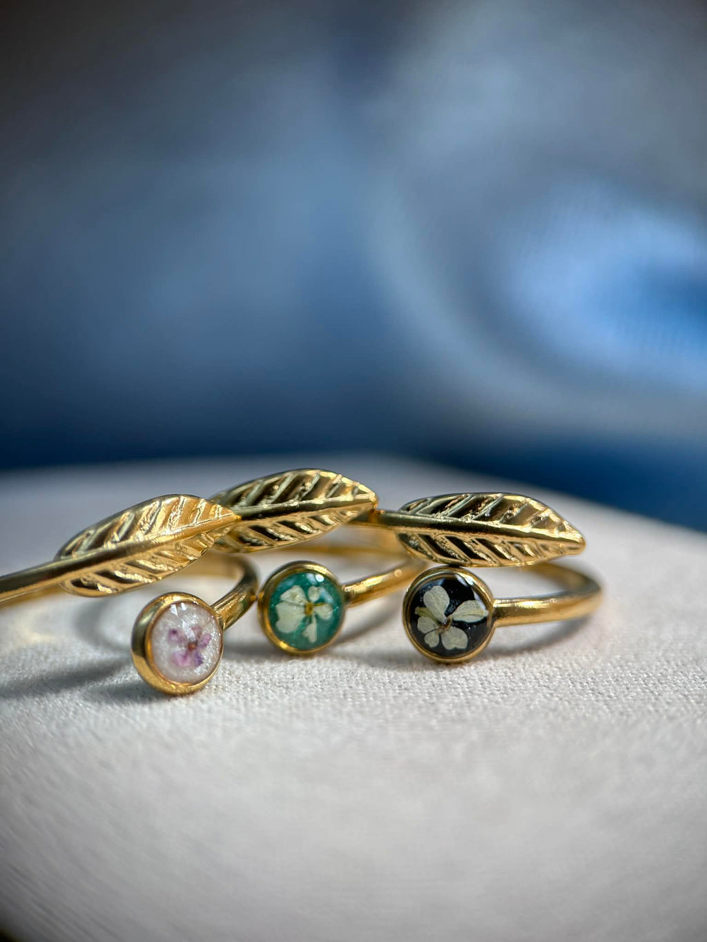 Bague doré ajustable avec petite fleur séchée - feuille doré