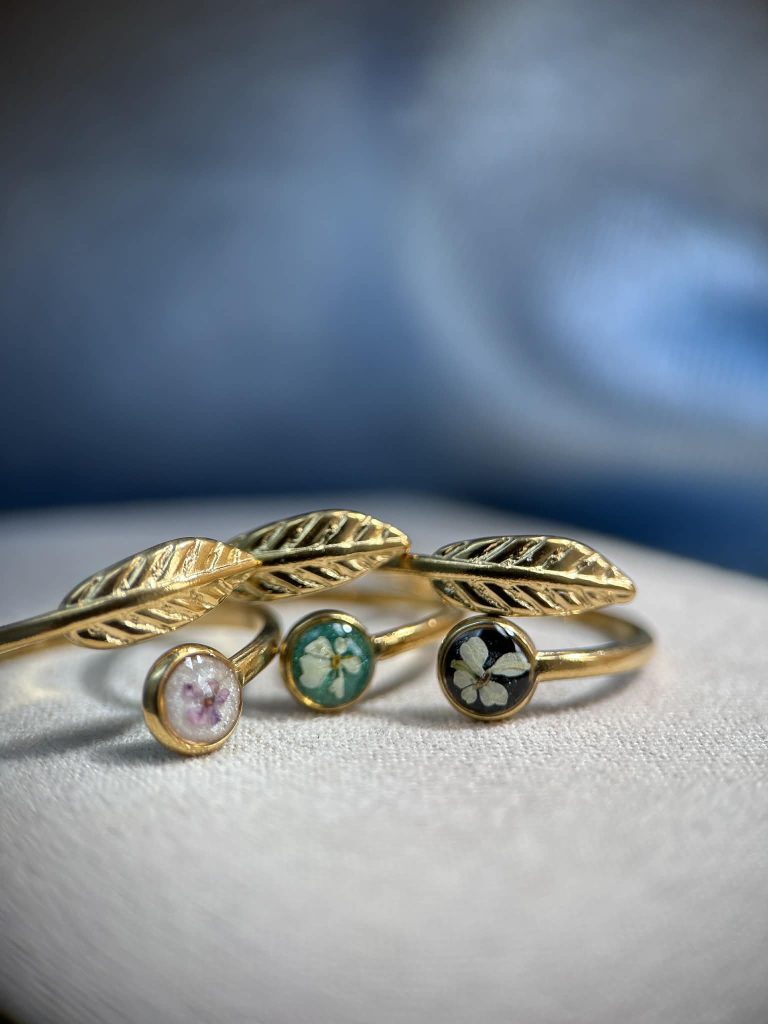 Bague doré ajustable avec petite fleur séchée - feuille doré
