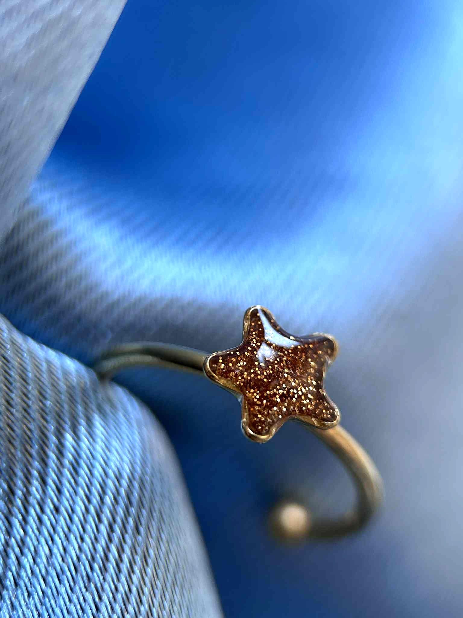 Bague réglable doré avec résine - paillettes - petites fleur séchée