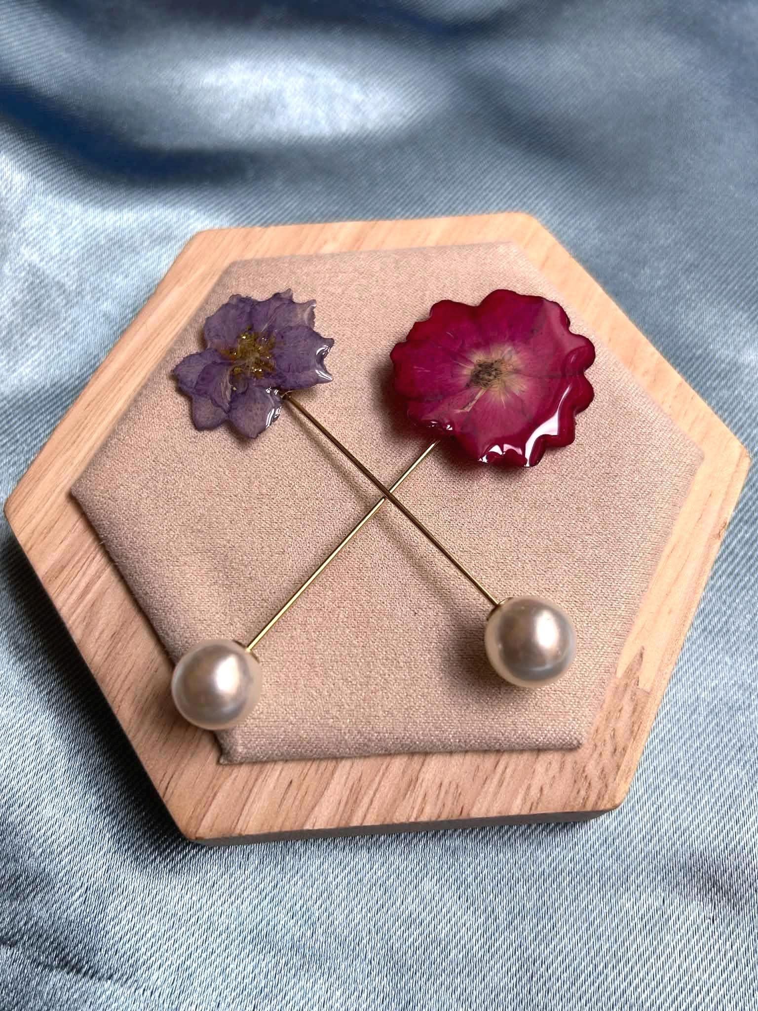 Broche-épingle doré avec fleur naturelle séchée