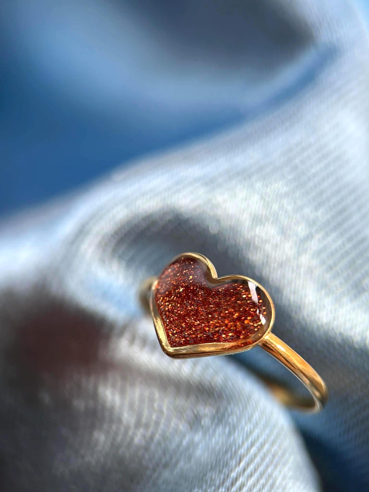 Bague ajustable en forme de cœur - fleurs séchées et paillettes