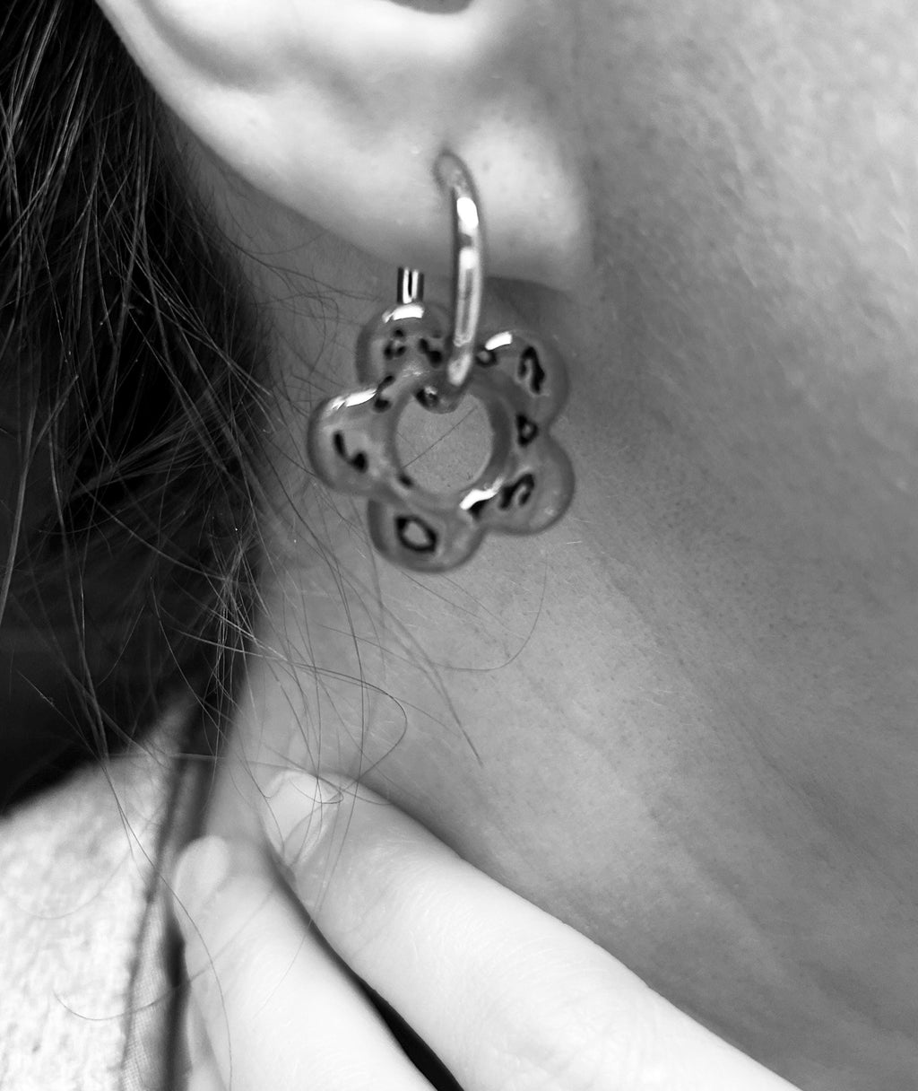 Boucles d’oreilles avec créoles et pampilles léopard - bijoux femme