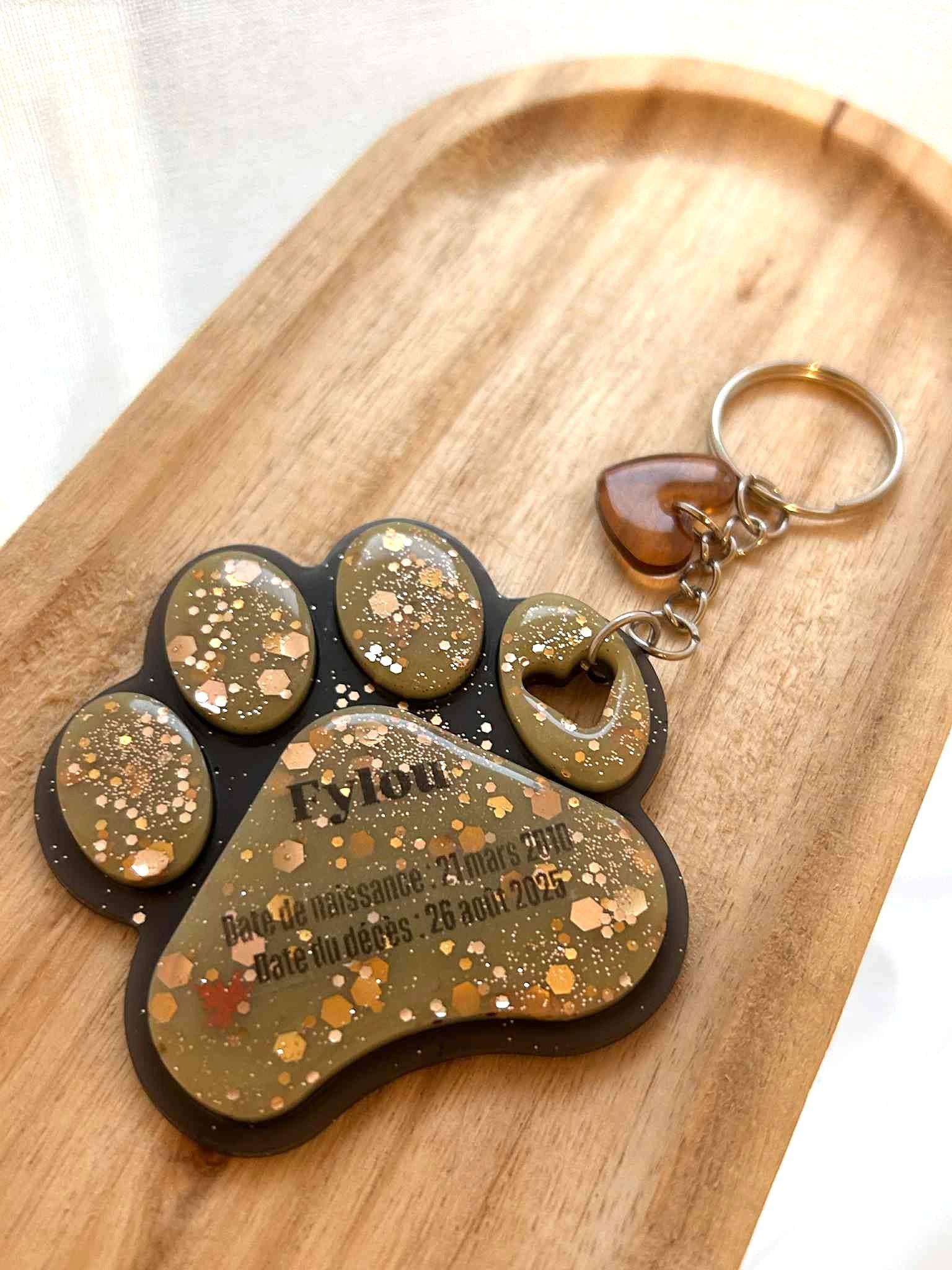 Porte-clés en résine patte de chien et cœur avec patte - personnalisé avec nom et photo