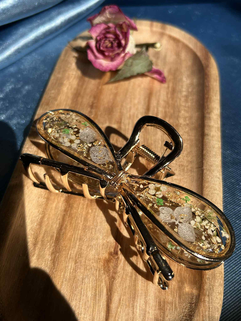Pince à cheveux en forme de nœud avec fleurs séchées
