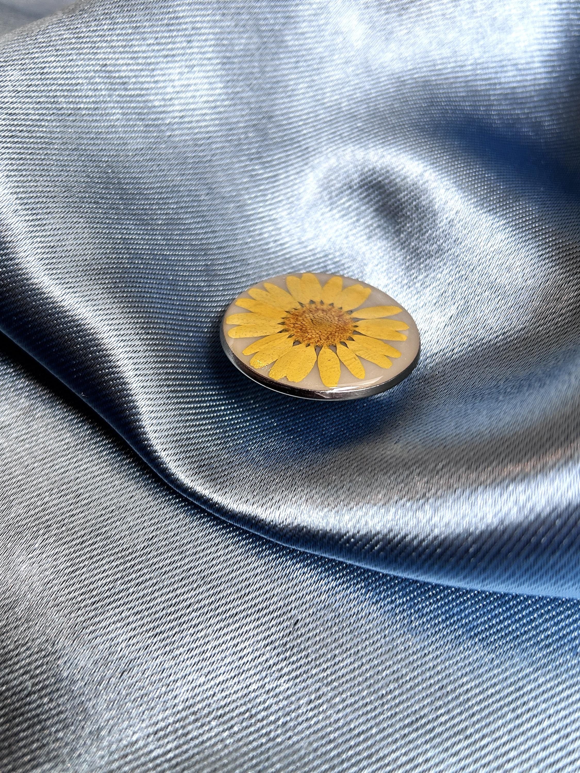 Broche ronde en résine avec fleurs séchées