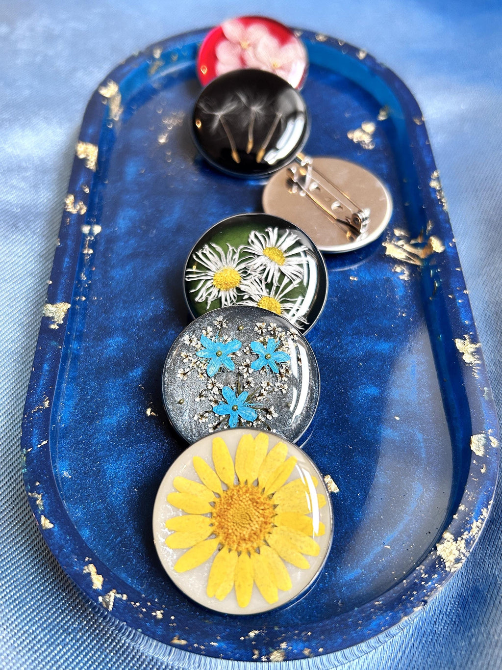 Broche ronde en résine avec fleurs séchées