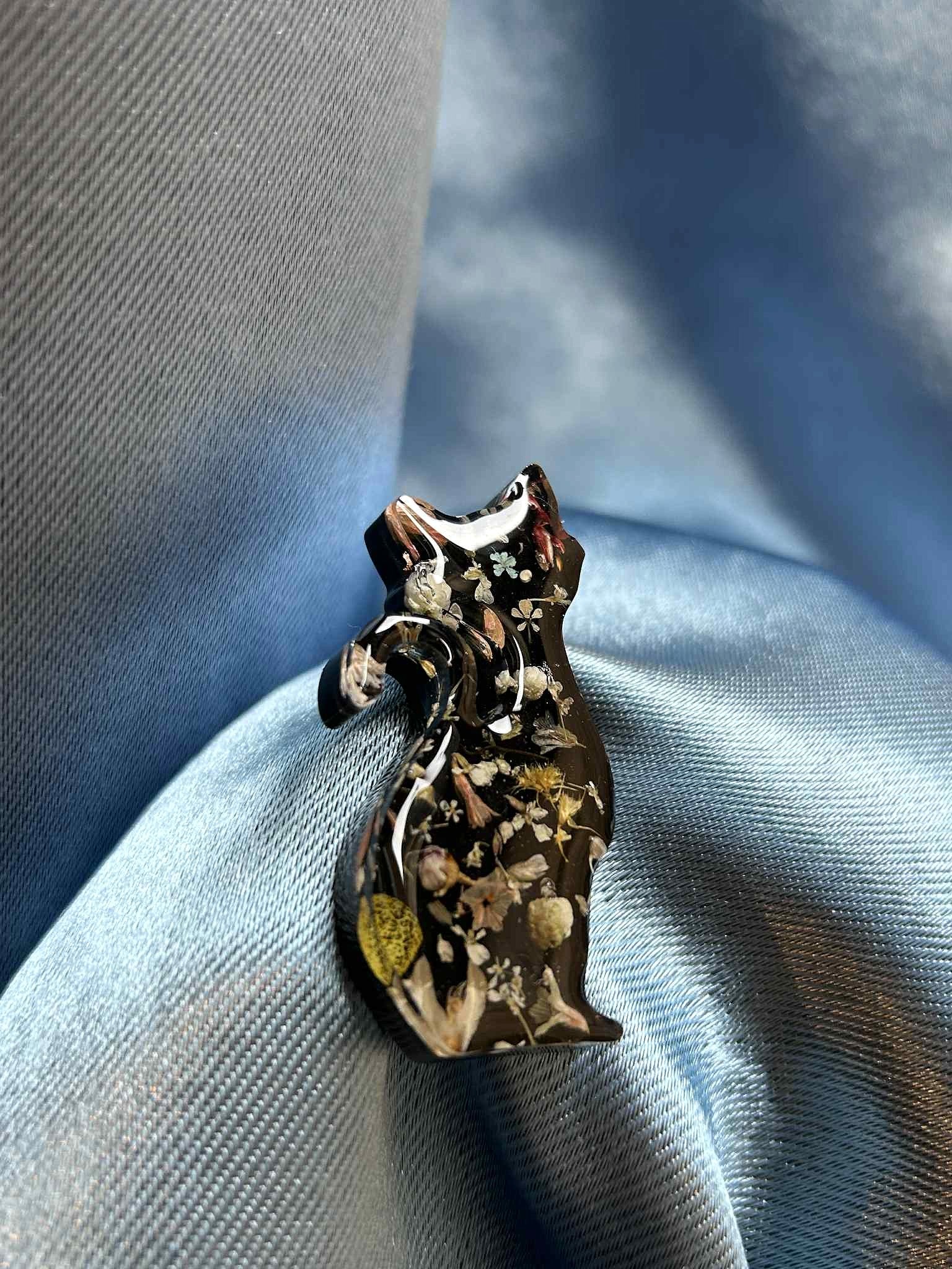 Broche en résine - fleurs séchées et pissenlit - broche chat noir