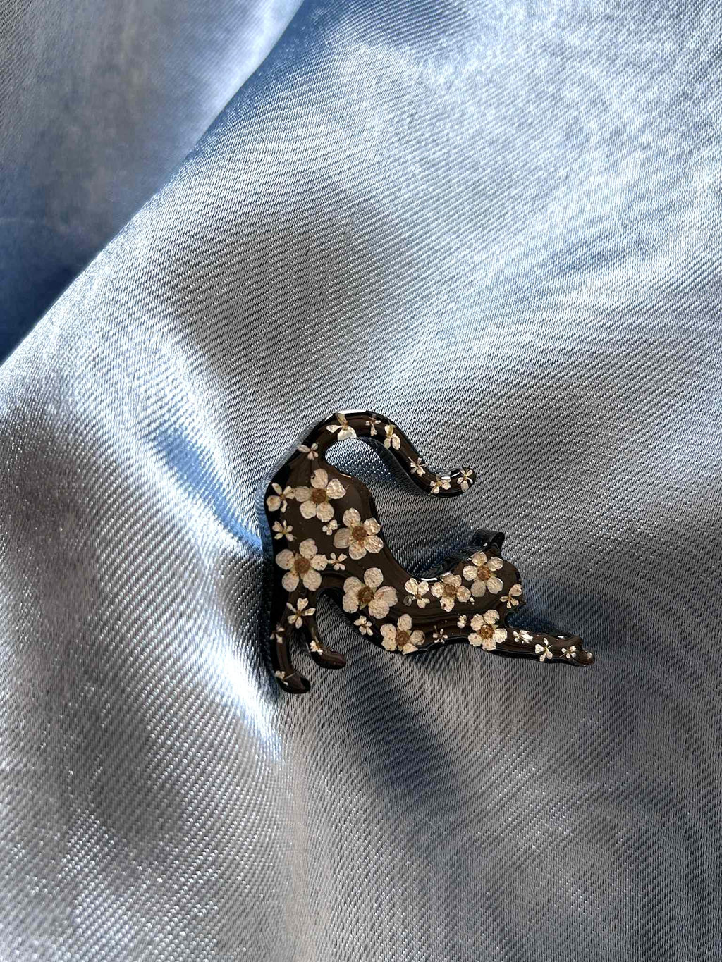 Broche en résine - fleurs séchées et pissenlit - broche chat noir