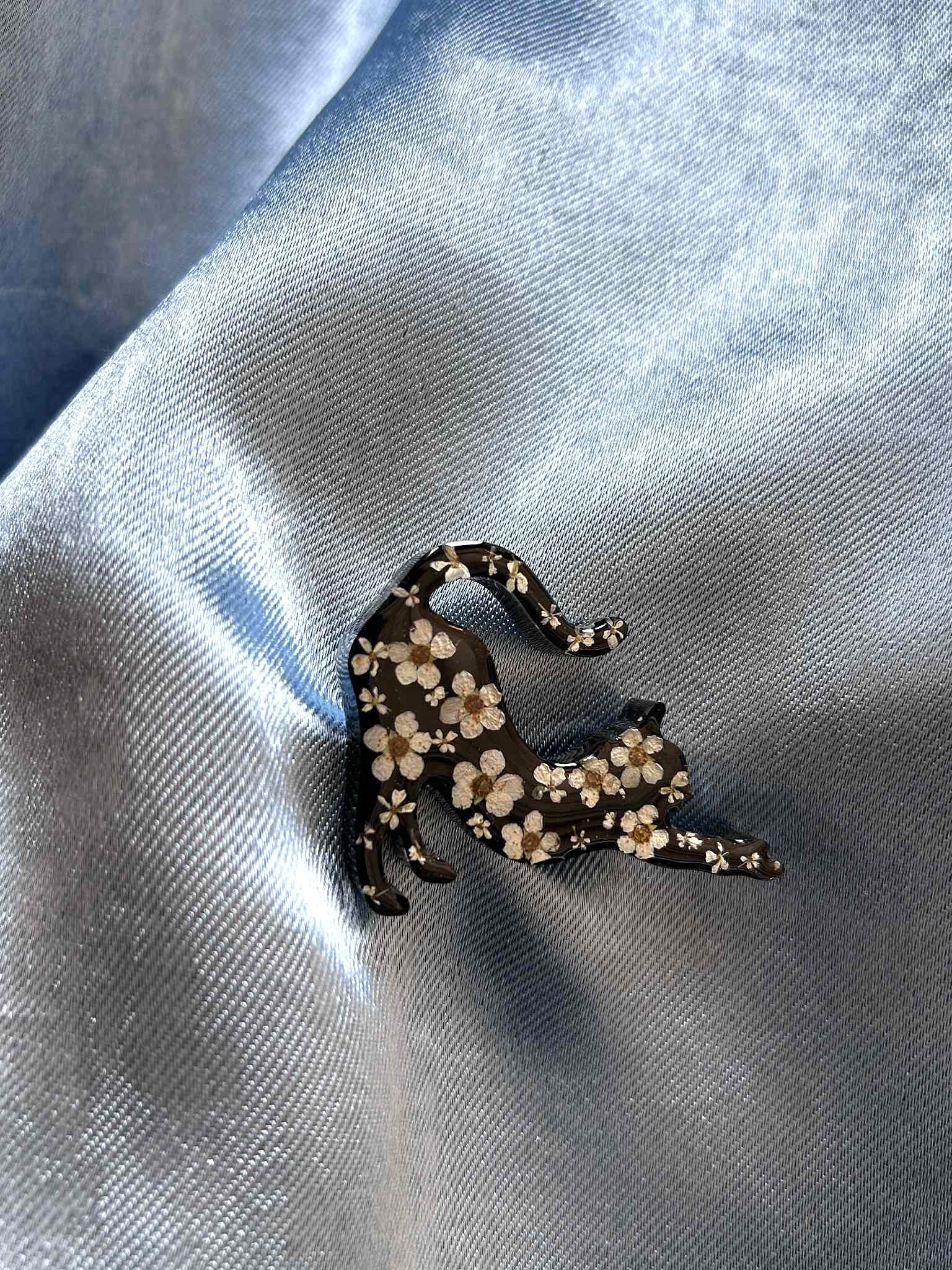 Broche en résine - fleurs séchées et pissenlit - broche chat noir