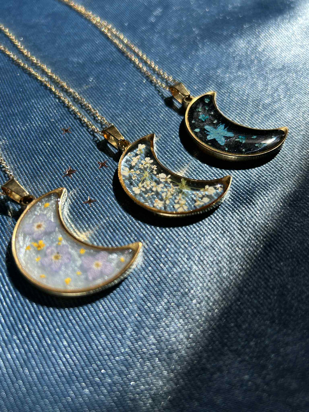 Collier doré avec pendentif en forme de croissant et fleurs séchées