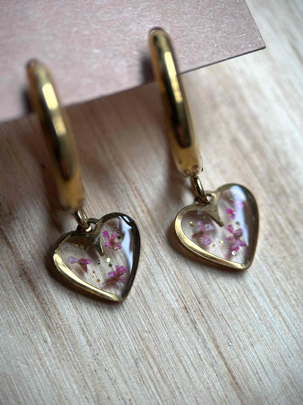 Boucles d'oreilles pendantes cœur avec petites fleurs séchées