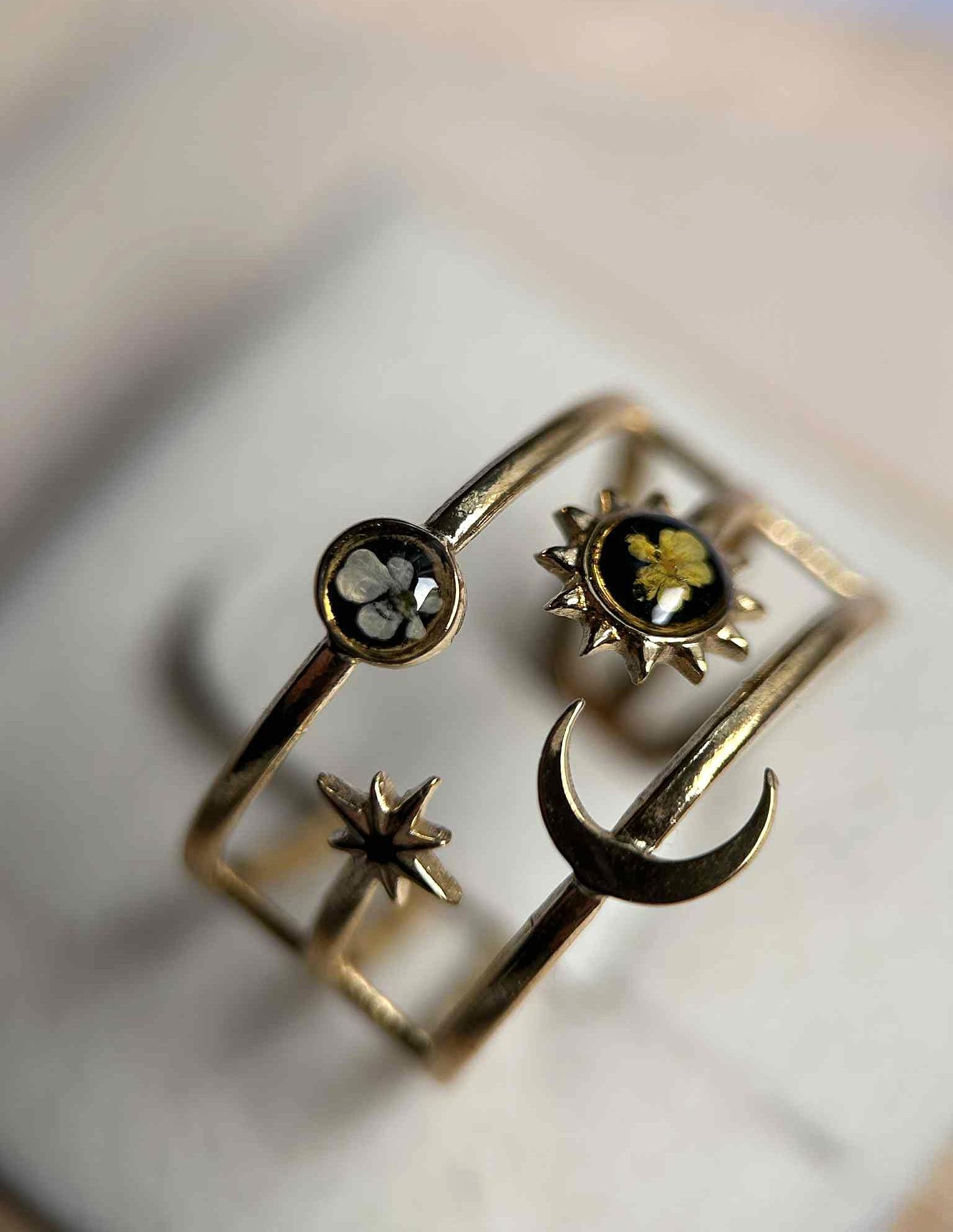 Bague doré céleste - bague ajustable - lune étoile soleil avec petites fleurs séchées