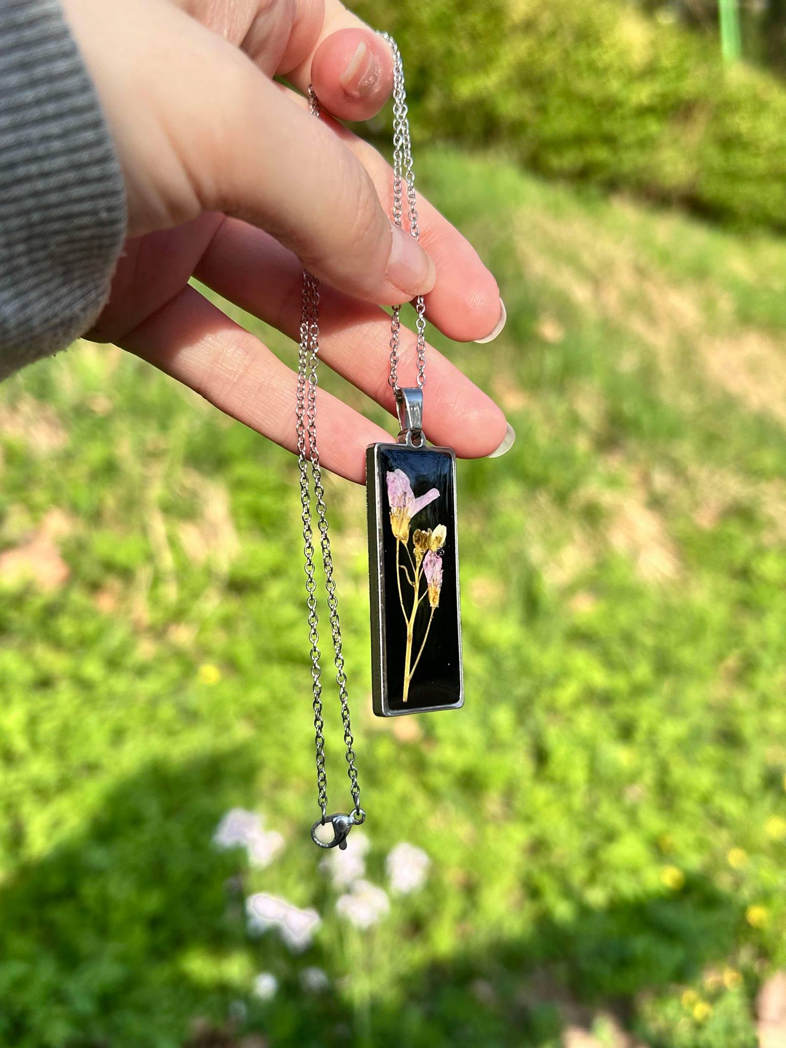 Collier argenté avec pendentif rectangulaire - fleurs naturelles séchées