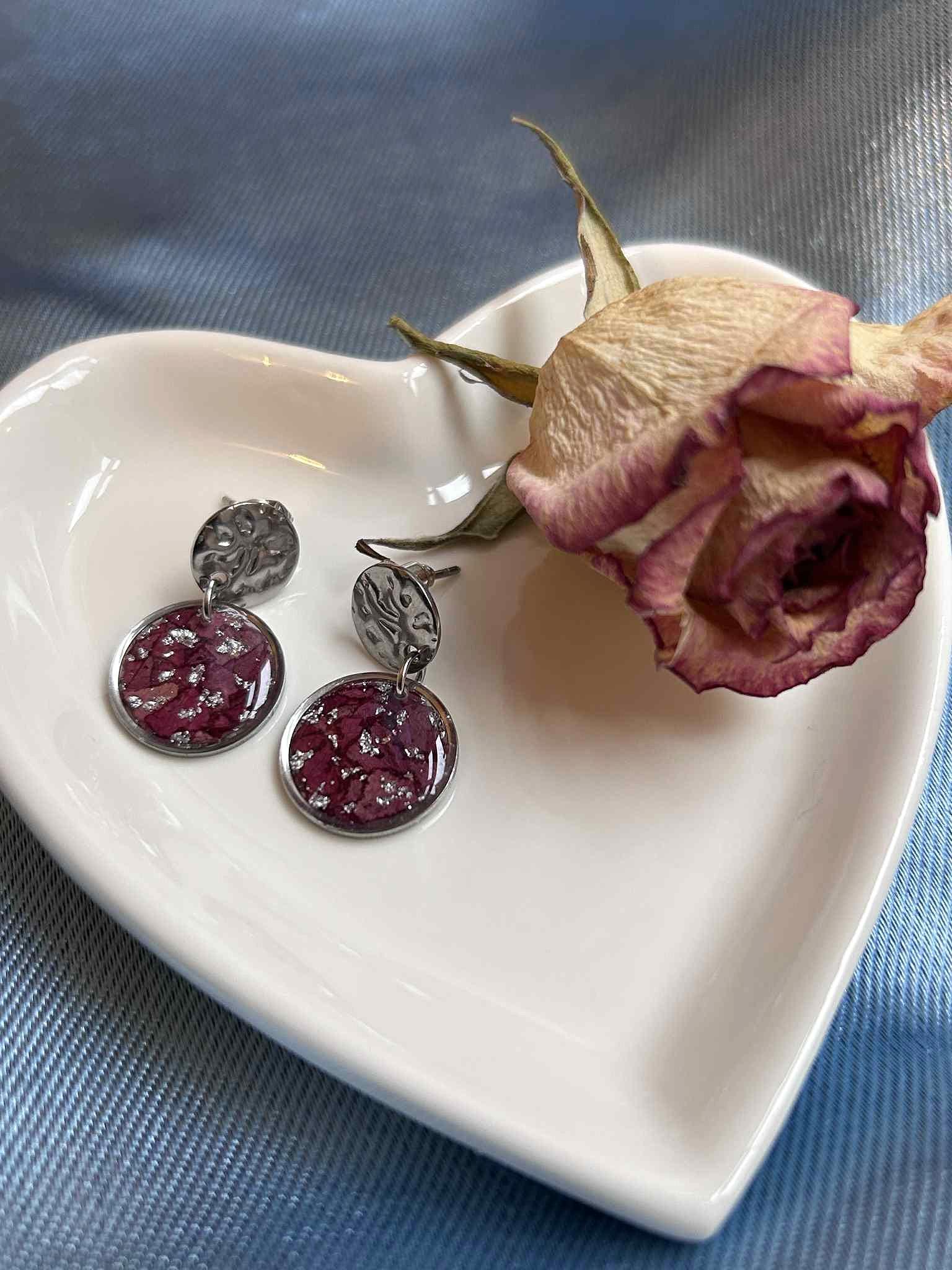 Boucles d'oreilles pendantes rondes en résine avec fleurs séchées