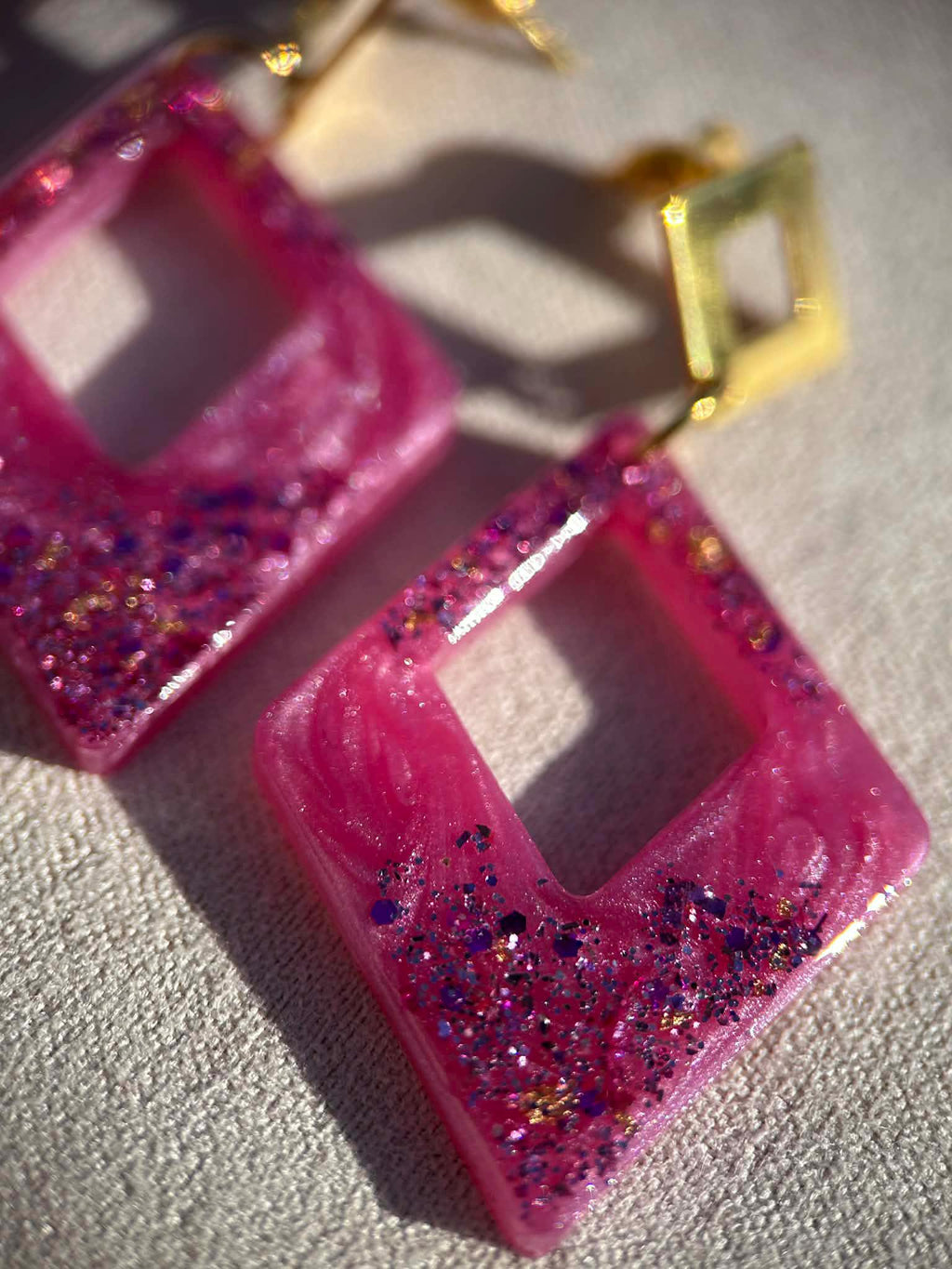 Boucles d'oreilles en forme de losange en résine et paillettes