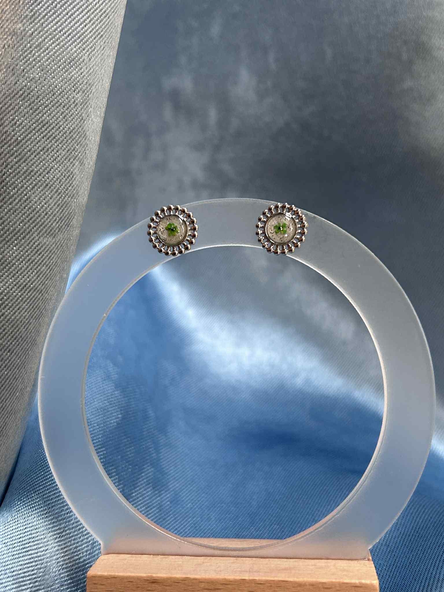 Clous d oreilles argenté avec petites fleurs séchées