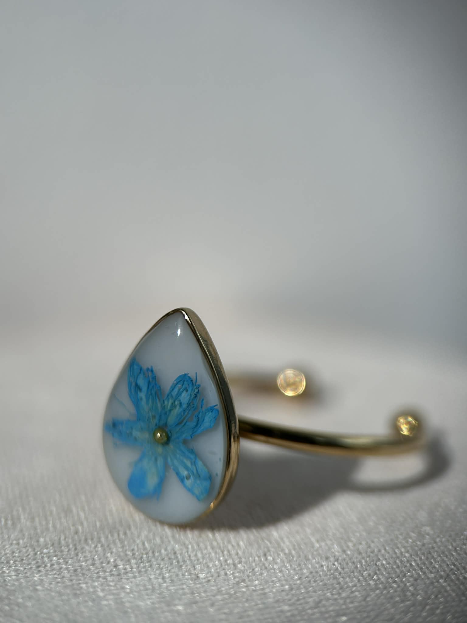 Bague réglable doré avec de vraie fleur séchée