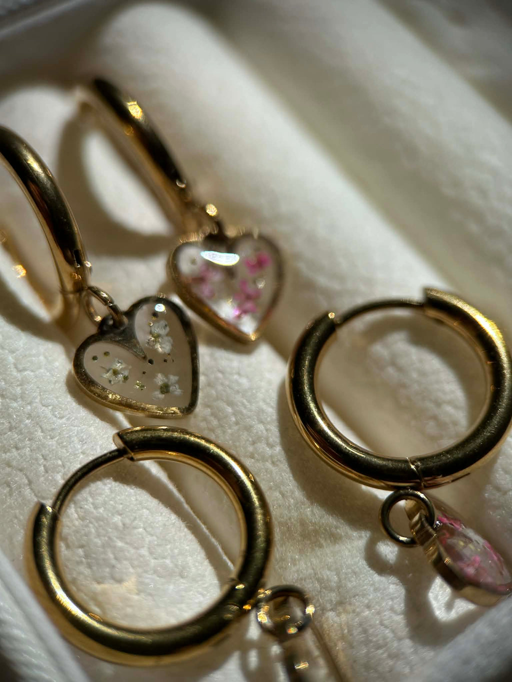 Boucles d'oreilles pendantes cœur avec petites fleurs séchées