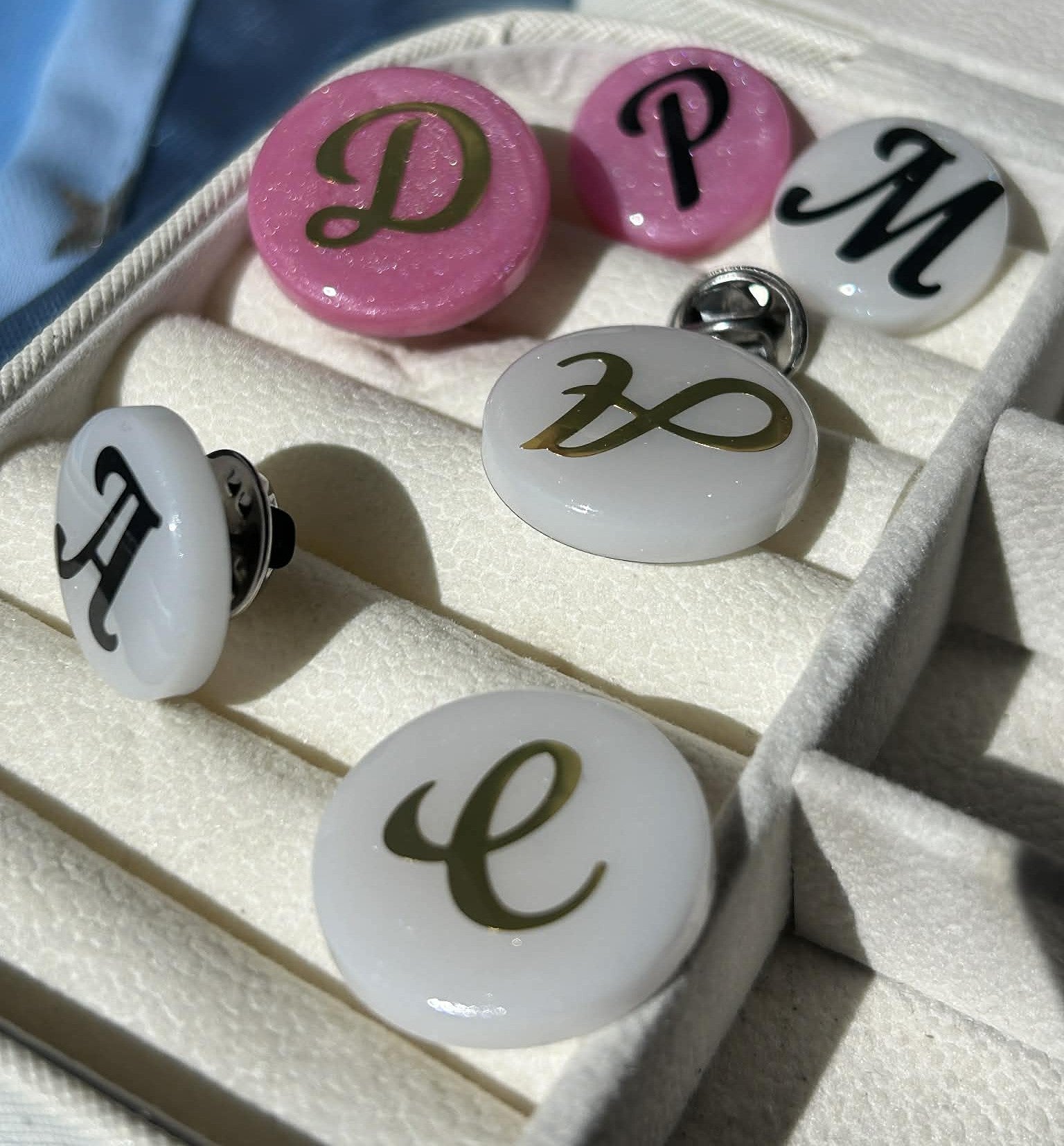 Badge ronde personalisée avec lettre - pin/broche