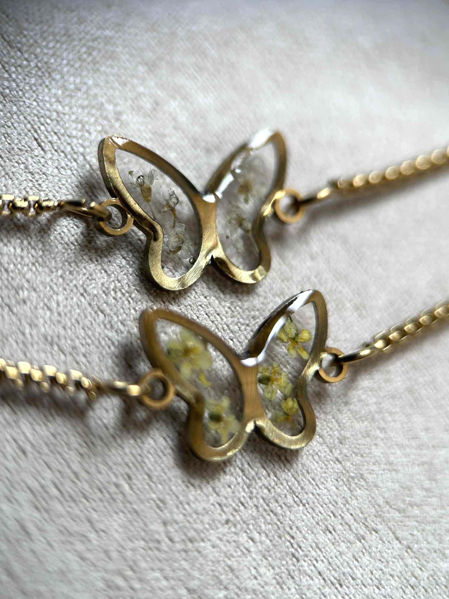 Bracelet ajustable doré avec petites fleurs sechées - forme de papillon