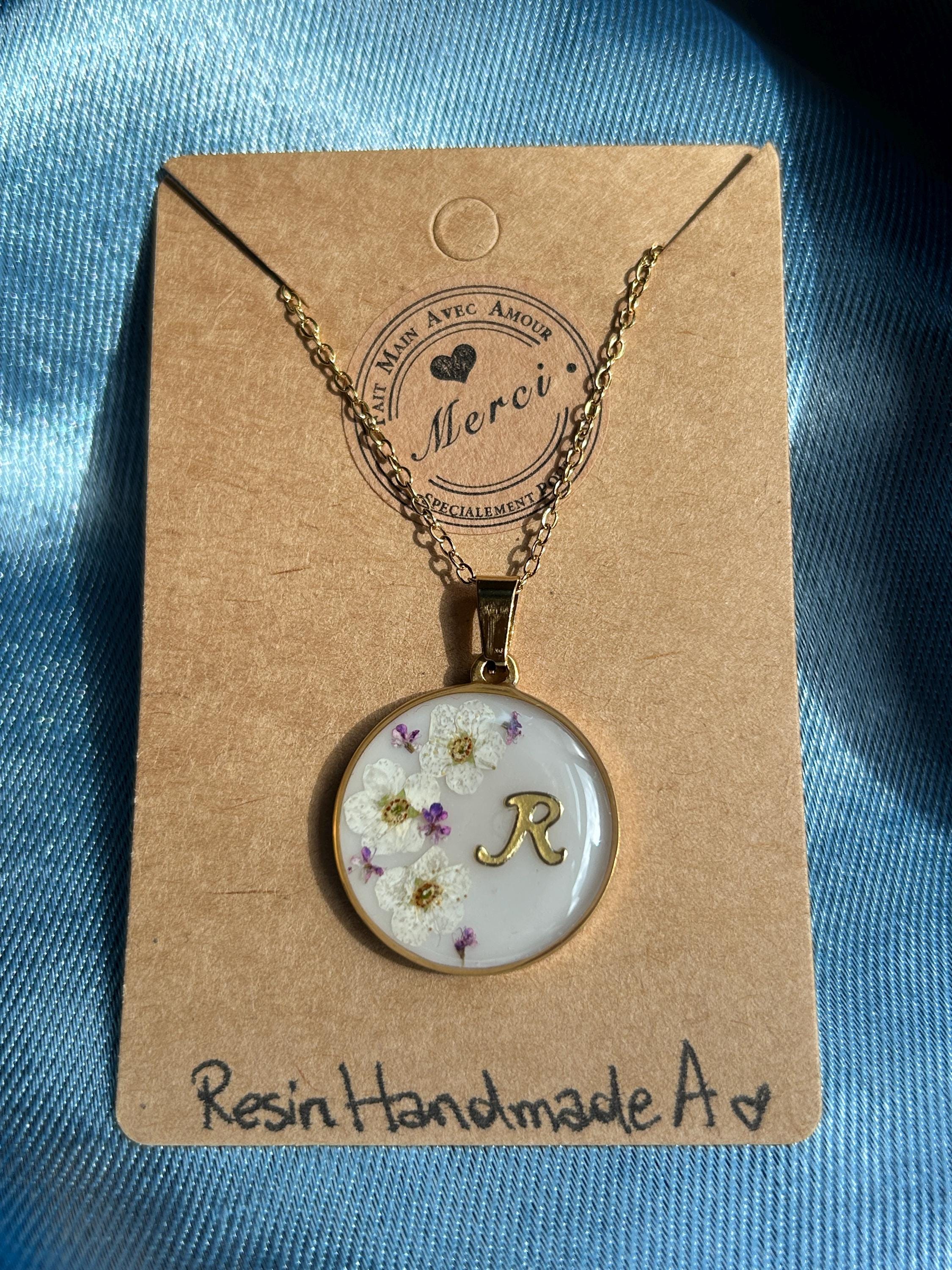 Collier avec pendentif en résine et fleurs séchées, personnalisé avec la lettre - collier personnalisé