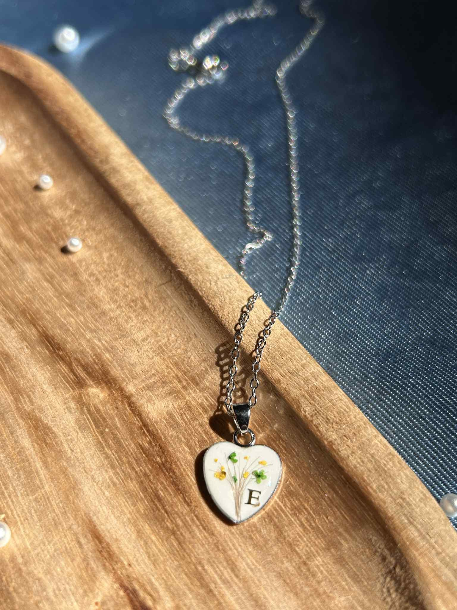 Collier personnalisé avec lait maternel, mèche de cheveux, initiale et fleurs séchées - souvenir de naissance bébé