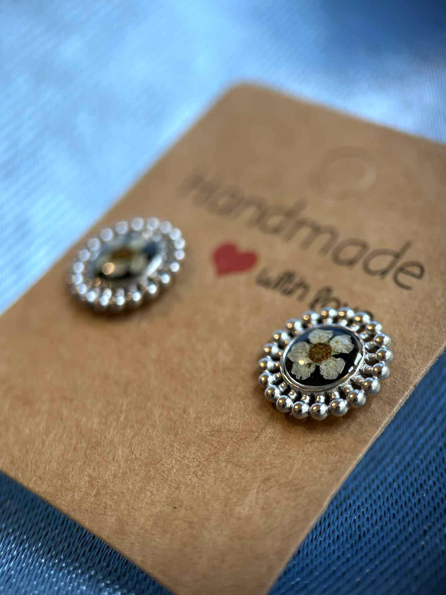 Clous d oreilles argenté avec petites fleurs séchées