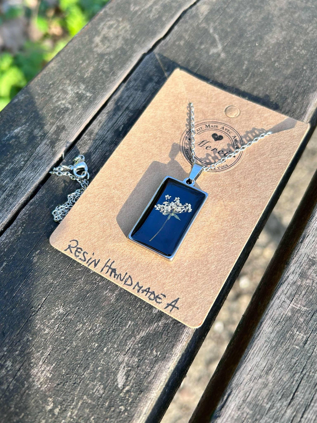 Collier argenté avec pendentif rectangulaire - fleurs naturelles séchées