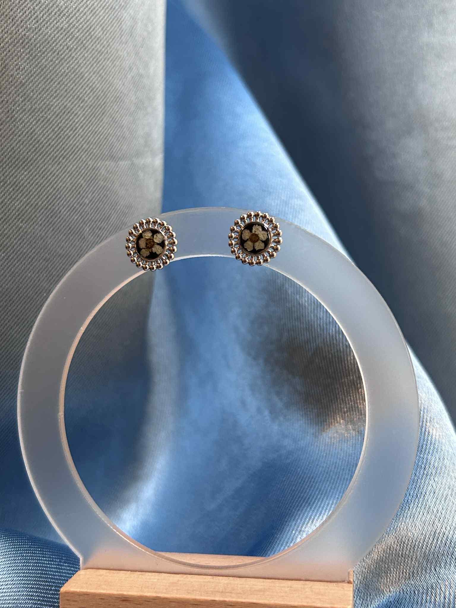 Clous d oreilles argenté avec petites fleurs séchées