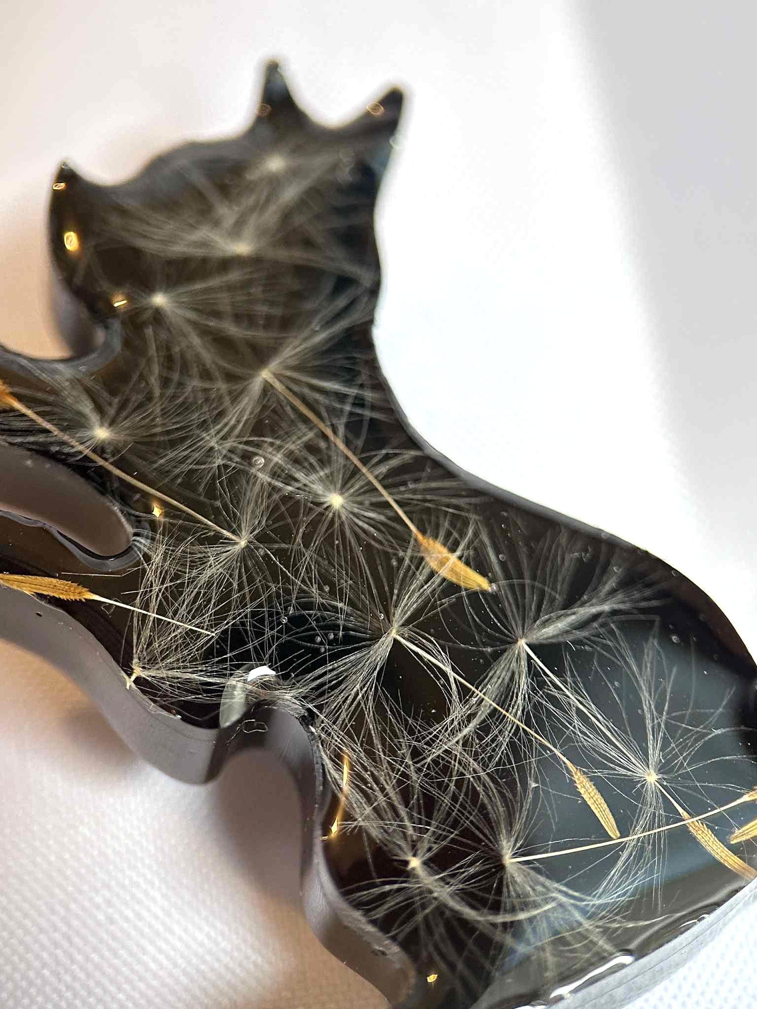 Broche en résine - fleurs séchées et pissenlit - broche chat noir