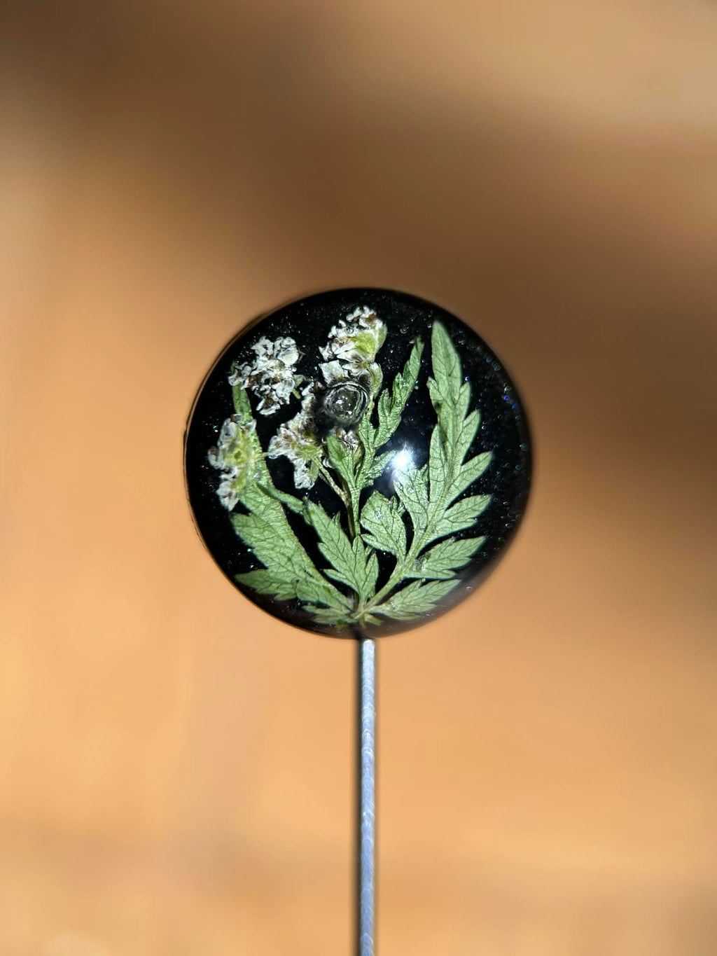 Broche-épingle avec fleurs naturelles séchées - épinglette élégante