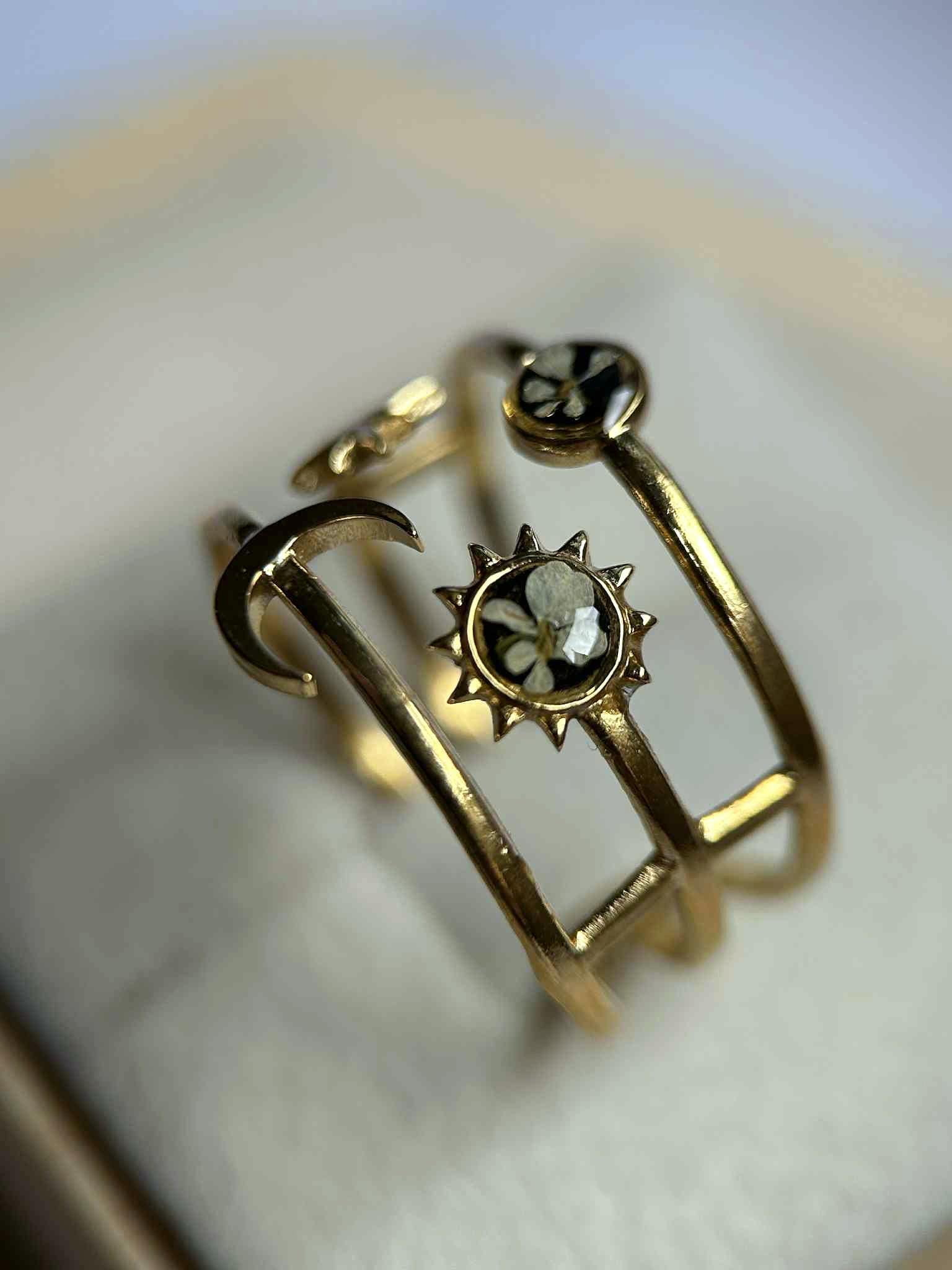 Bague doré céleste - bague ajustable - lune étoile soleil avec petites fleurs séchées