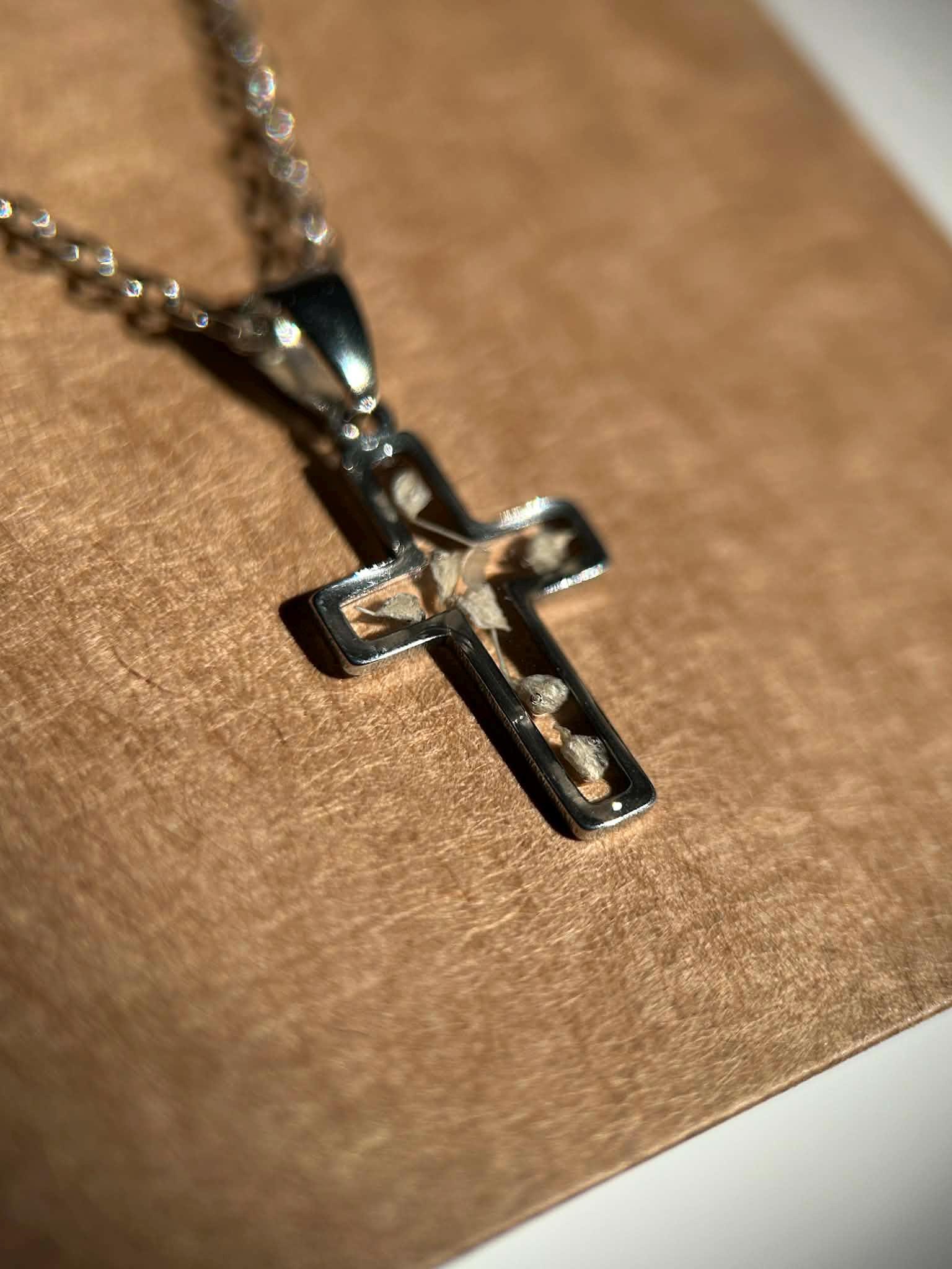 Collier avec pendentif croix - fleurs naturelles séchées