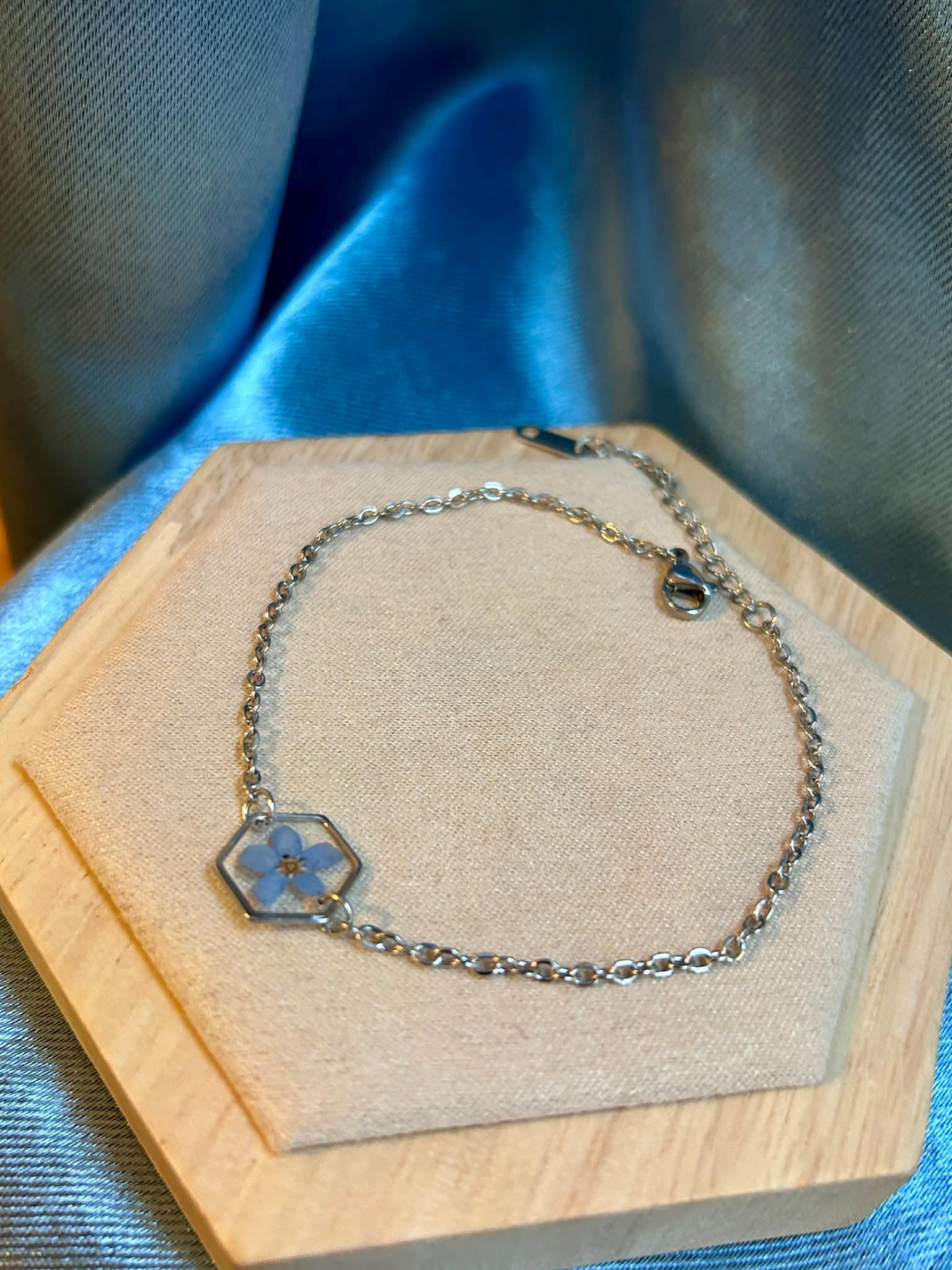 Bracelet reglable argenté avec fleur de myosotis