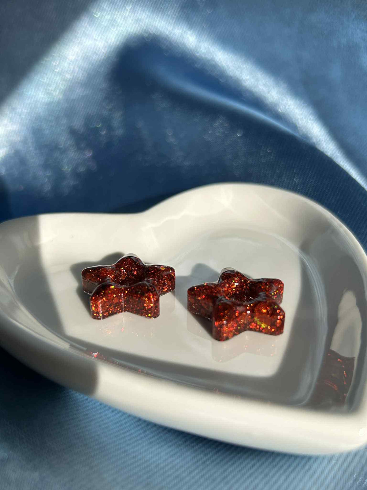 Créoles avec pampilles en résine - boucles d'oreilles - forme d'étoiles