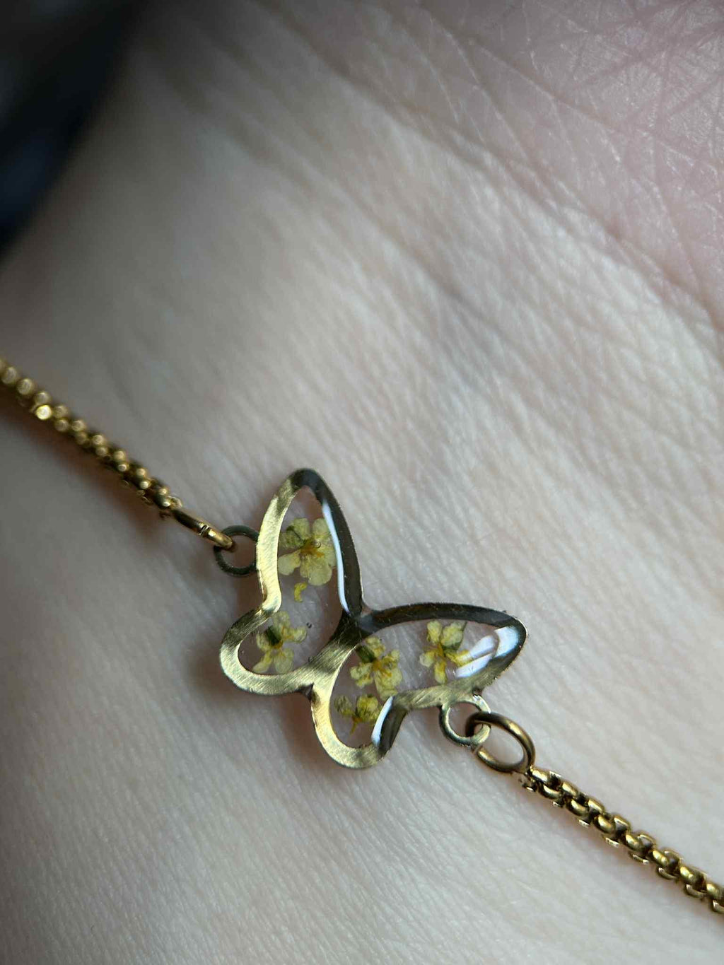 Bracelet ajustable doré avec petites fleurs sechées - forme de papillon