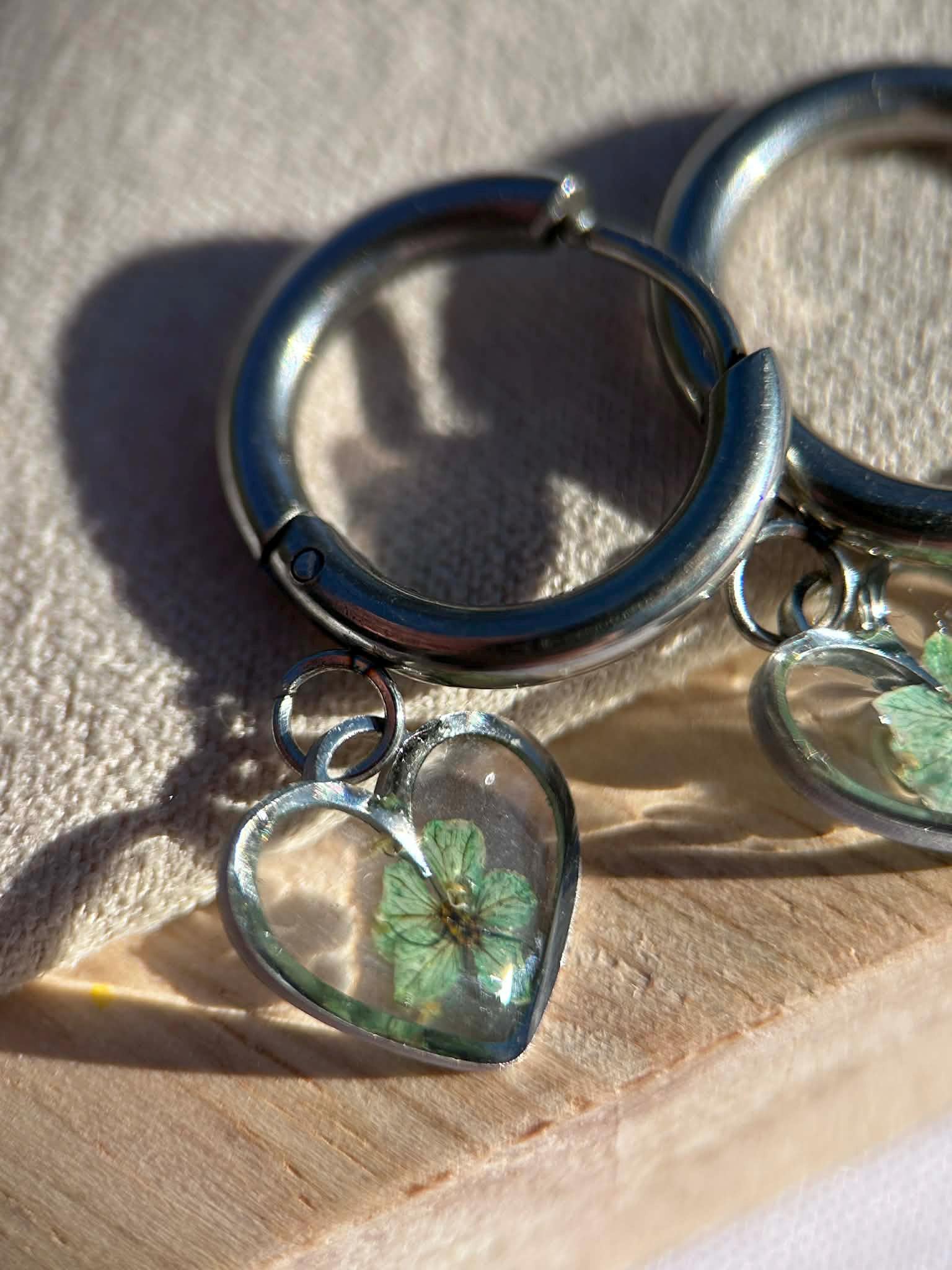 Boucles d'oreilles pendantes cœur avec petites fleurs séchées
