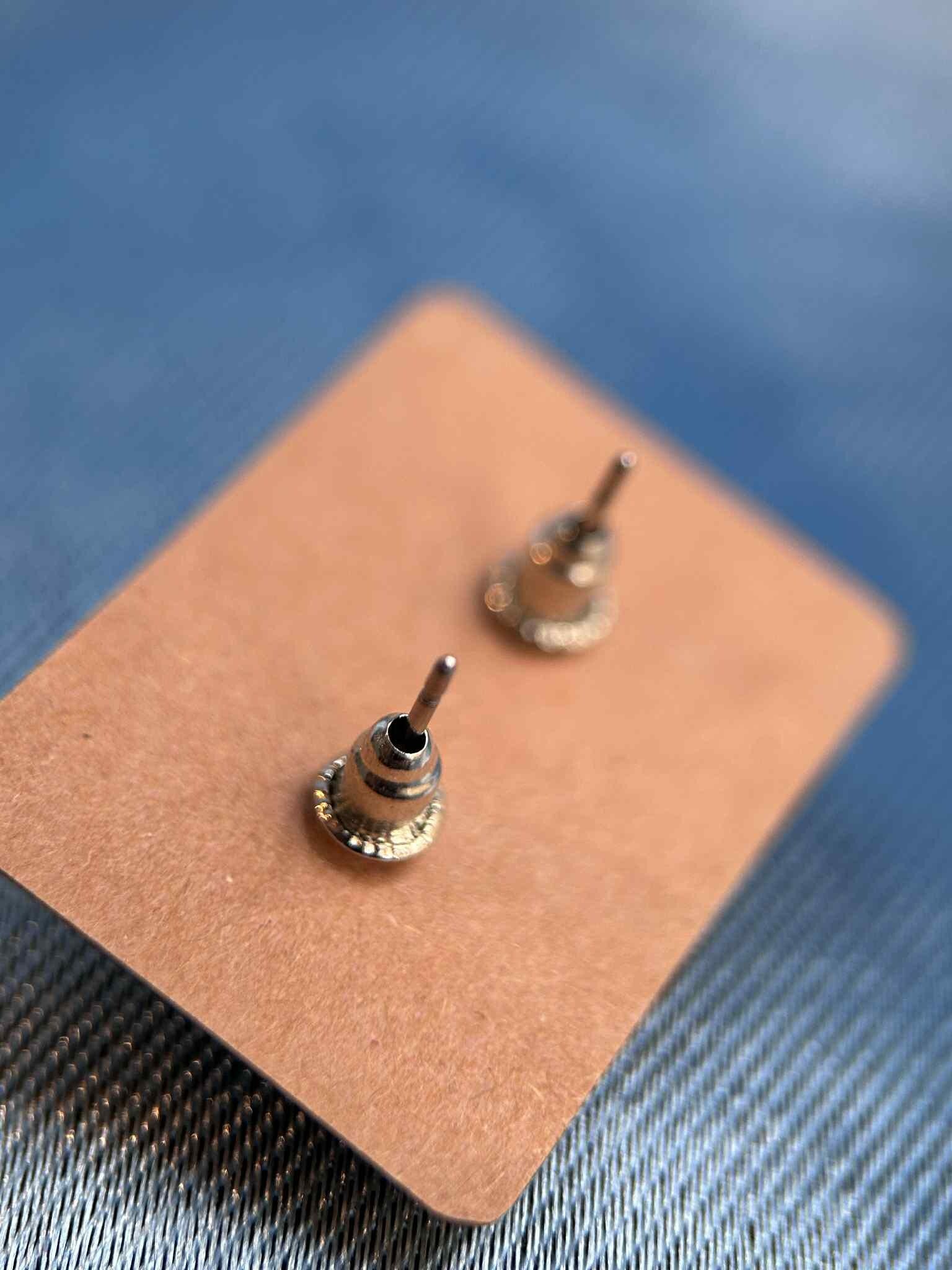 Clous d'oreilles rondes avec fleurs séchées et coquillages